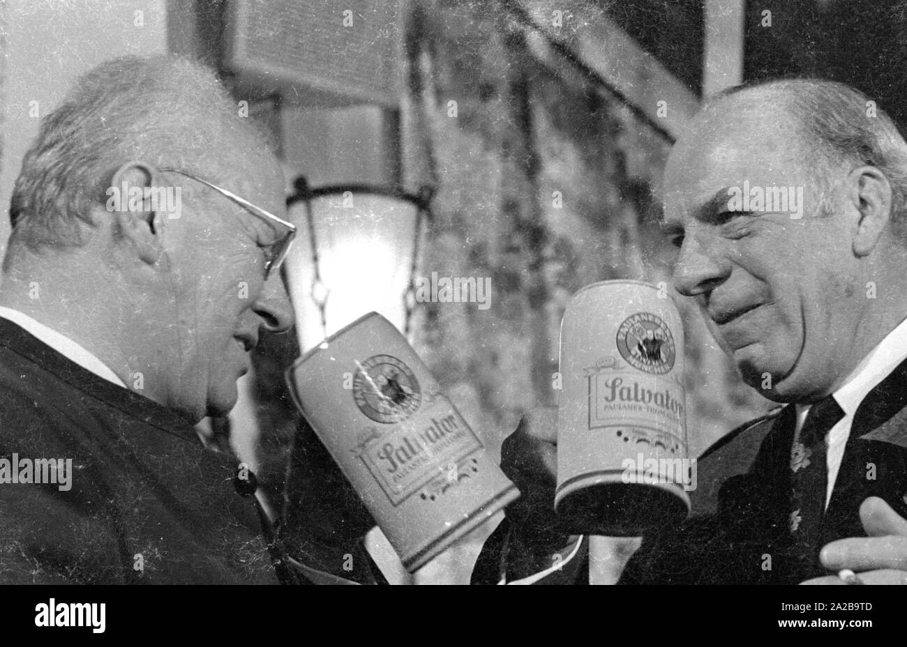 Les acteurs Beppo Brehm (r.) et Karl Gerhart Murray (l.) à la fête de la bière forte (Starkbierfest) sur l'Nockherberg" à Munich. Banque D'Images