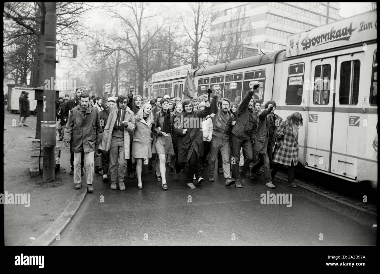 L'Allemagne. Francfort. 1.Février 1969. Environ 1000 étudiants de l'Université de Francfort rallye contre l'état d'urgence en Espagne. Auteur : Max Scheler/SZ Photo. Banque D'Images
