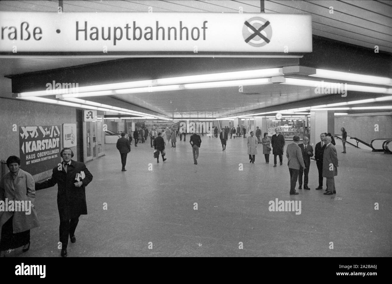 Même le soir il y a beaucoup de gens sur le rendez-vous à l'entresol sur la Karlsplatz/Stachus. Banque D'Images