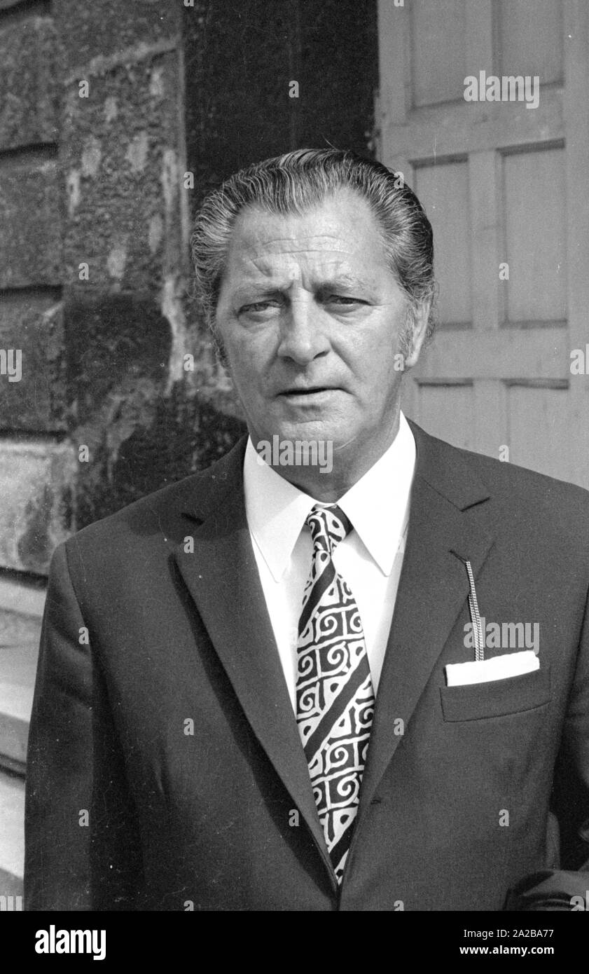 Un homme porte une cravate rayée à motifs et à l'habit foncé Photo Stock -  Alamy