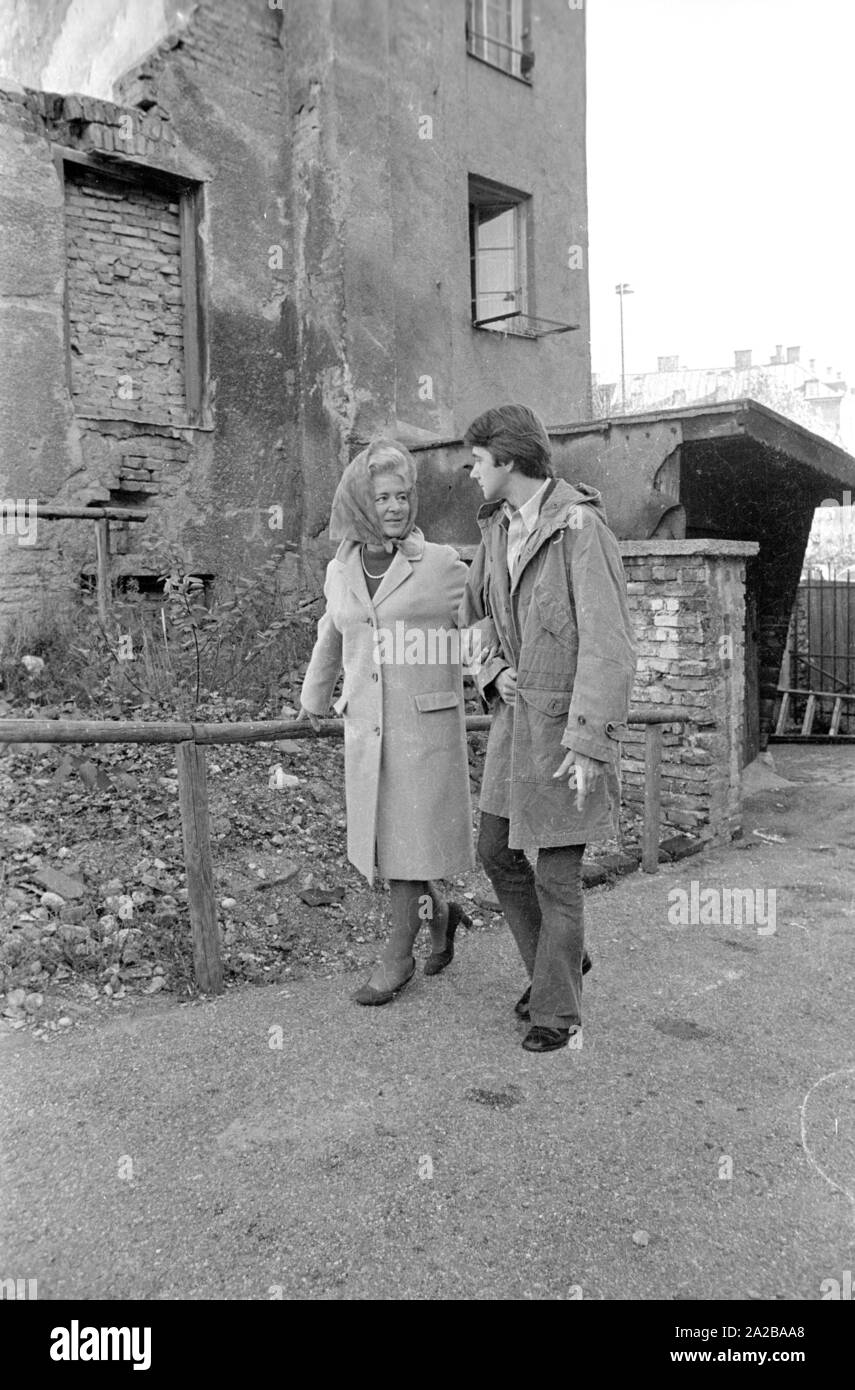 La mère et le fils d'un marcher ensemble. Banque D'Images