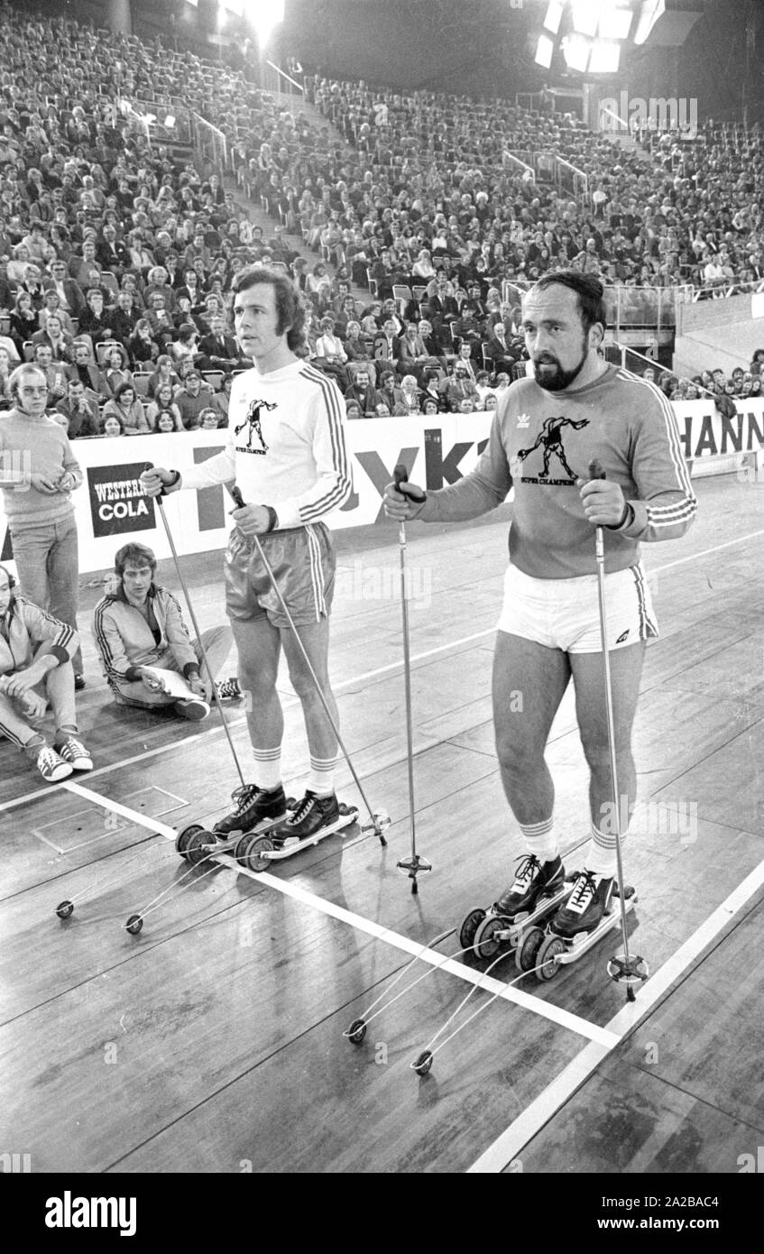 Joueur de Franz Beckenbauer (l.) et l'athlète Klaus Wolfermann (r.) concurrence les uns contre les autres à la presse sportive du Festival dans le Hall olympique de Munich. Banque D'Images