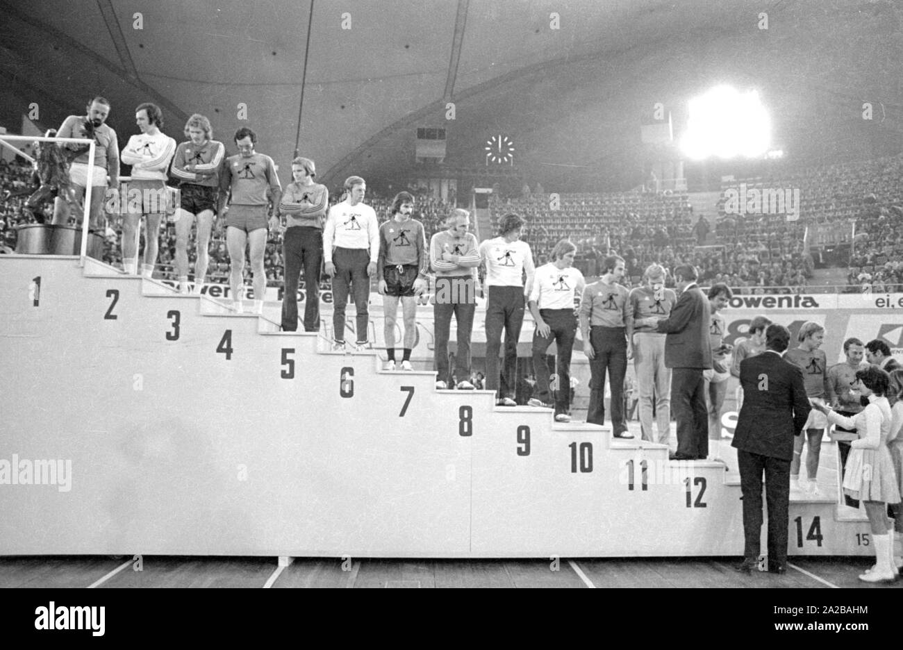 Le maire de Munich Georg Kronawitter (en ce moment à la 12e place) procède à la cérémonie de remise des prix au Festival de la presse sportive à l'Olympiahalle de Munich. Le classement est (de 1 à 16) : Klaus Wolfermann, Franz Beckenbauer, Baumgartner, Vogler, Barth, Zimmerer, Keller, Wirnhier, Peter Michael Kolbe, Schmidtke, Buck, Lampe, Lutz, Scholer, Pohmann et inconnu.  ? Banque D'Images