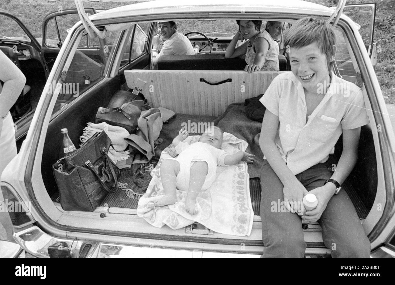 Un Bebe Est Diapered Dans Le Coffre D Une Voiture Photo Stock Alamy Un Bebe Est Diapered Dans Le Coffre D Une Voiture Photo Stock Alamy