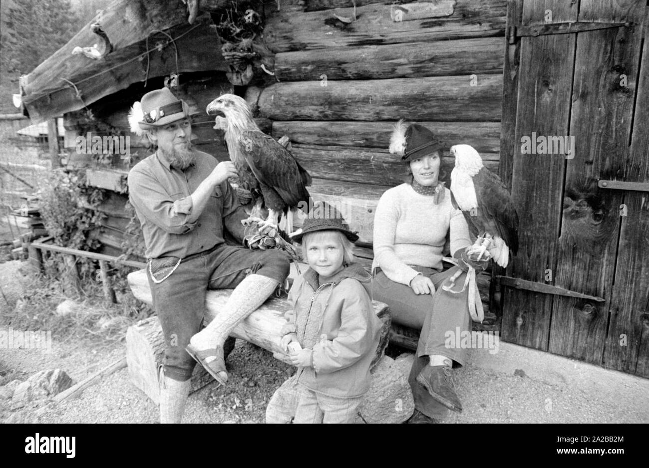 Photo de groupe dans l'Adlerhorst Rottach avec les fauconniers et deux espèces d'oiseaux de proie. Banque D'Images