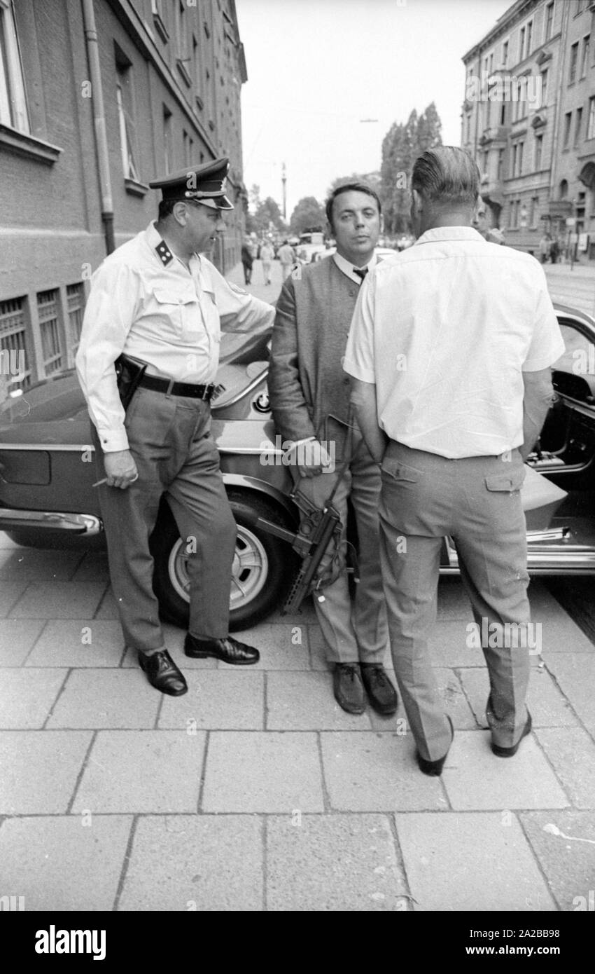 Le raid sur une branche de la Deutsche Bank sur la Prinzregentenstrasse sur 04.08.1971 devient une partie de l'histoire criminelle de l'Allemagne : c'est le premier vol de banque avec prise d'otage de la République fédérale. Sur la photo : les agents de police et des tireurs d'attente de plus amples instructions sur leur véhicule. Banque D'Images