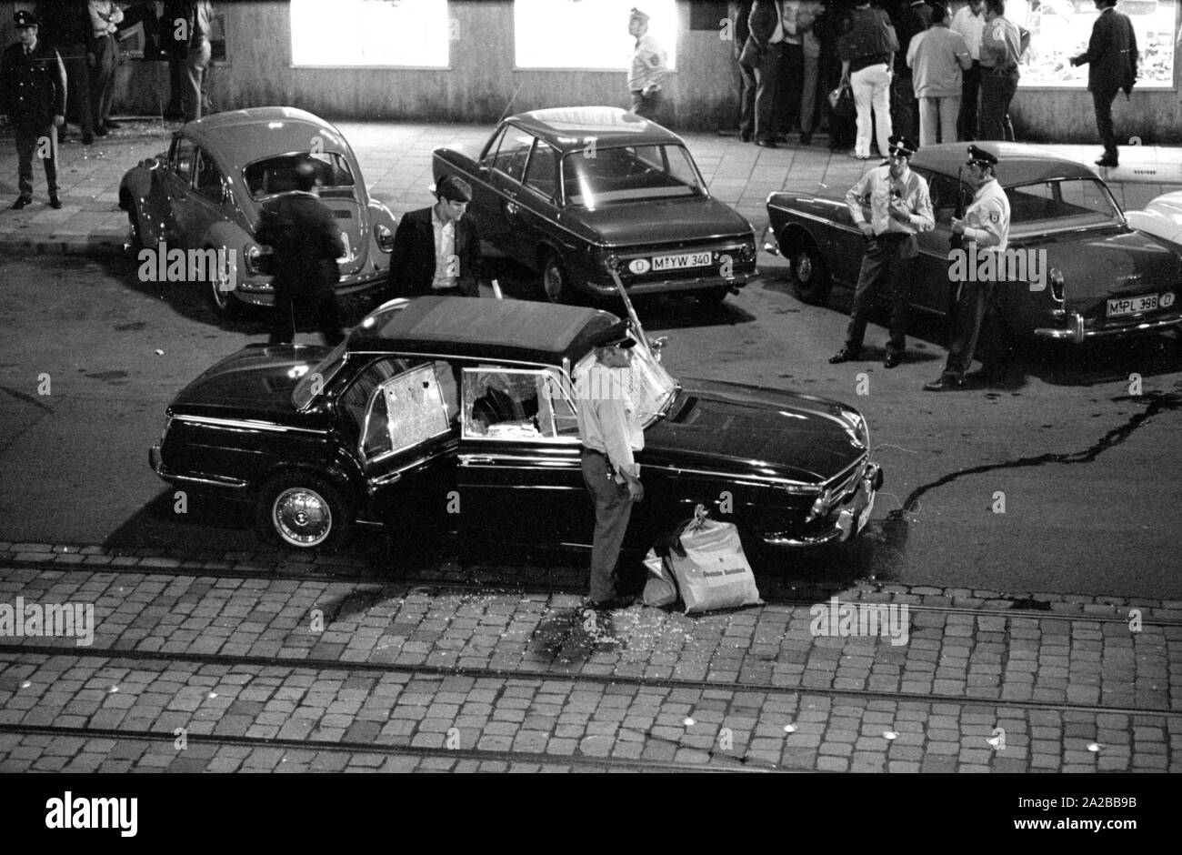 Le raid sur une branche de la Deutsche Bank sur la Prinzregentenstrasse sur 04.08.1971 devient une partie de l'histoire criminelle de l'Allemagne : c'est le premier vol de banque avec prise d'otage de la République fédérale. Dans l'image : la voiture, une escapade BMW bleu, après l'incendie mortel d'échange avec la police, dans lequel les deux l'un des preneurs d'otages, Hans Georg Rammelmayr, et âgé de 20 ans, l'otage Ingrid Reppel est mort. À la roue avant droite est le sac de jute de la Deutsche Bank avec l'extorsion de 20 millions de DM. Banque D'Images