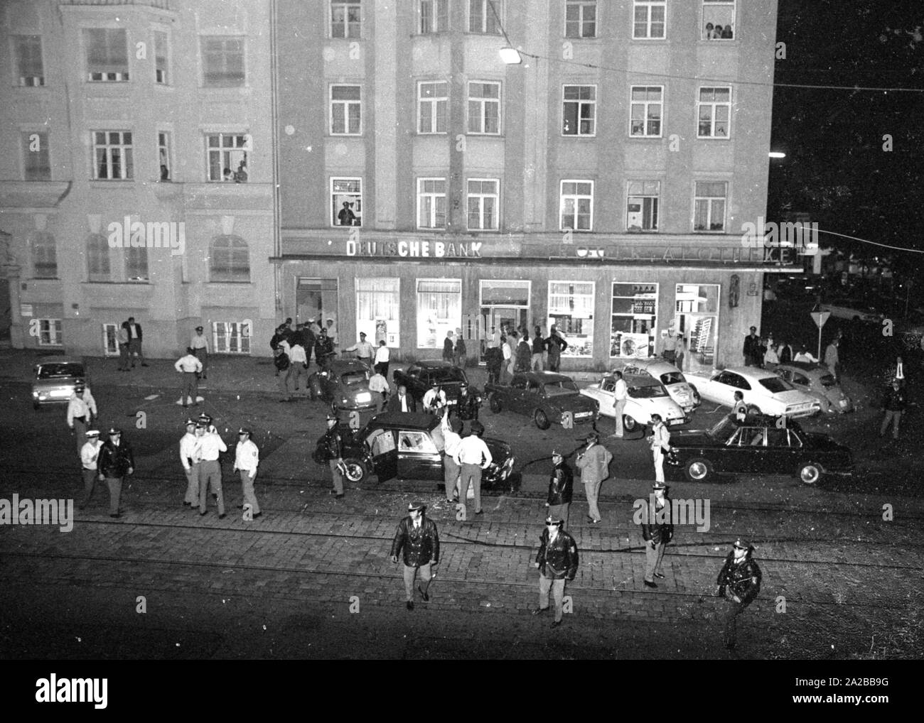 Le raid sur une branche de la Deutsche Bank sur la Prinzregentenstrasse sur 04.08.1971 devient une partie de l'histoire criminelle de l'Allemagne : c'est le premier vol de banque avec prise d'otage de la République fédérale. Sur la photo : des policiers sur les lieux après la fusillade mortelle et la fin de la prise d'otages. Banque D'Images