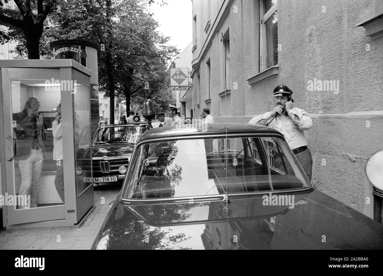 Le raid sur une branche de la Deutsche Bank sur la Prinzregentenstrasse sur 04.08.1971 devient une partie de l'histoire criminelle de l'Allemagne : c'est le premier vol de banque avec prise d'otage de la République fédérale. Sur la photo : voitures de police parc sur le trottoir dans une rue latérale. Banque D'Images