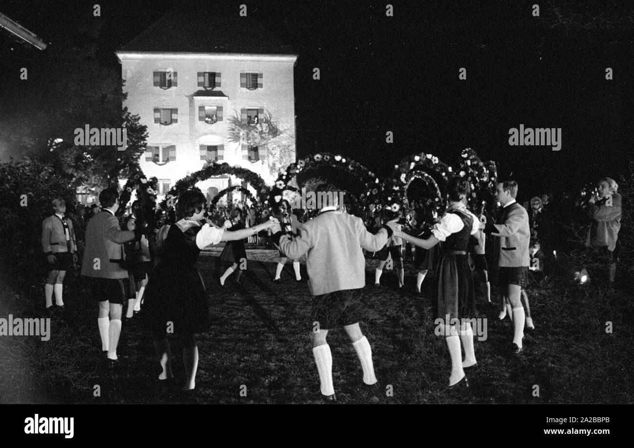 Un festival de chasse a eu lieu en 1971 à Schloss Fuschl à Hof bei Salzburg. Le bateau pavillon de chasse du 15ème siècle est un lieu de rencontre pour des invités de partout dans le monde. Sur la photo : Le groupe folklorique Salzburger Stierwascher effectue une danse en rond. Banque D'Images