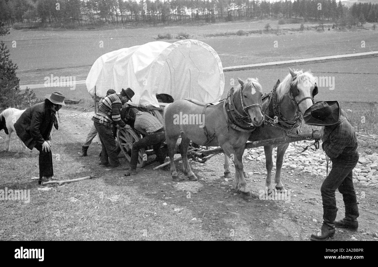 Vacances d'aventure avec chariot couvert en Haute-franconie : Une roue doit être modifié. Banque D'Images