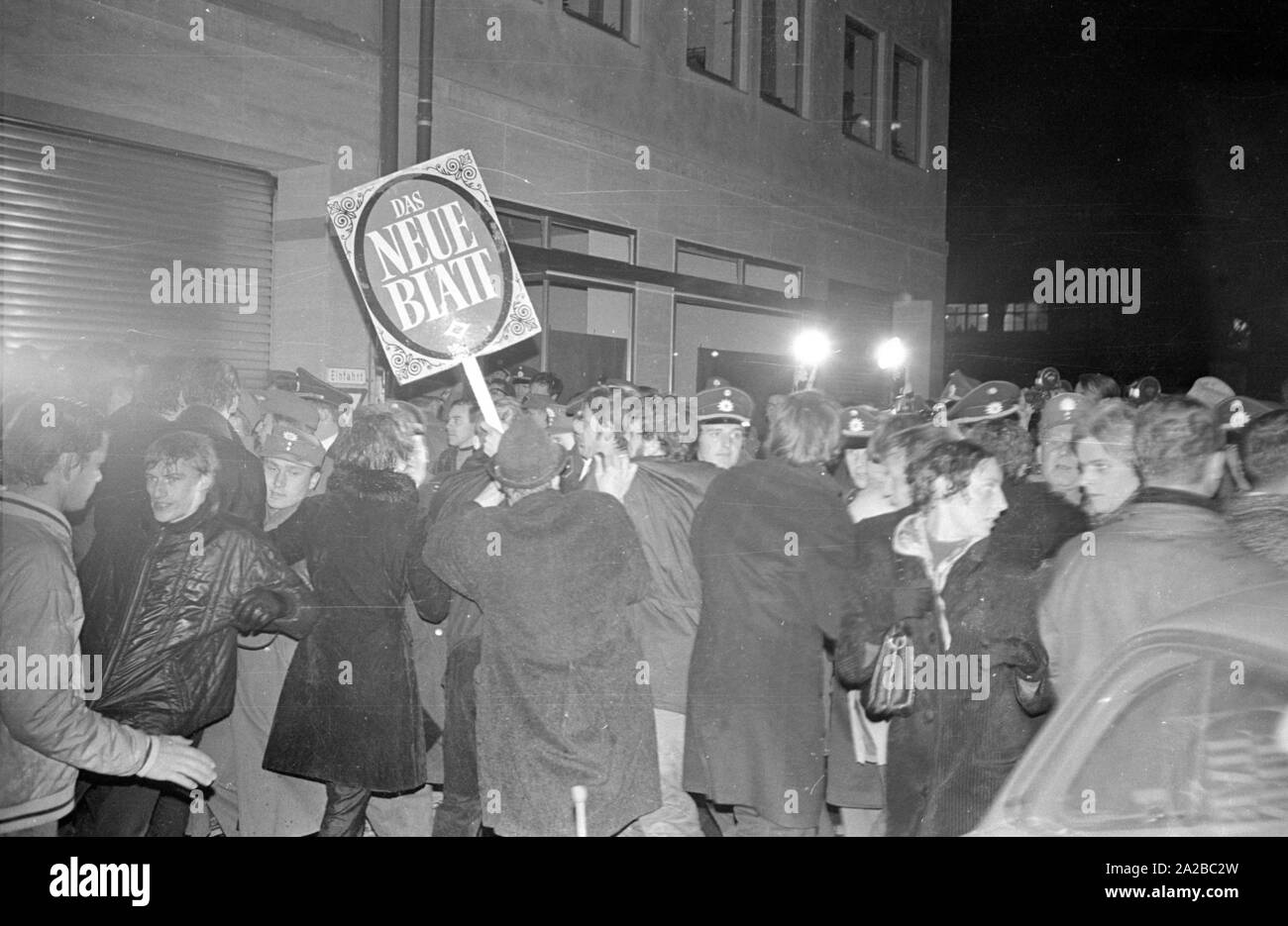 Après la tentative d'assassinat sur Rudi Dutschke, des actions ont eu lieu contre la maison d'édition Springer dans toute l'Allemagne sur le week-end de Pâques 1968. À Munich, les manifestants tentent d'interrompre la livraison de la Bild-Zeitung à travers la barricade de la librairie de Munich sur Schellingstrasse (soit 12,04 ou 15,04.). Sur la photo : mêlée entre les manifestants et la police. Banque D'Images