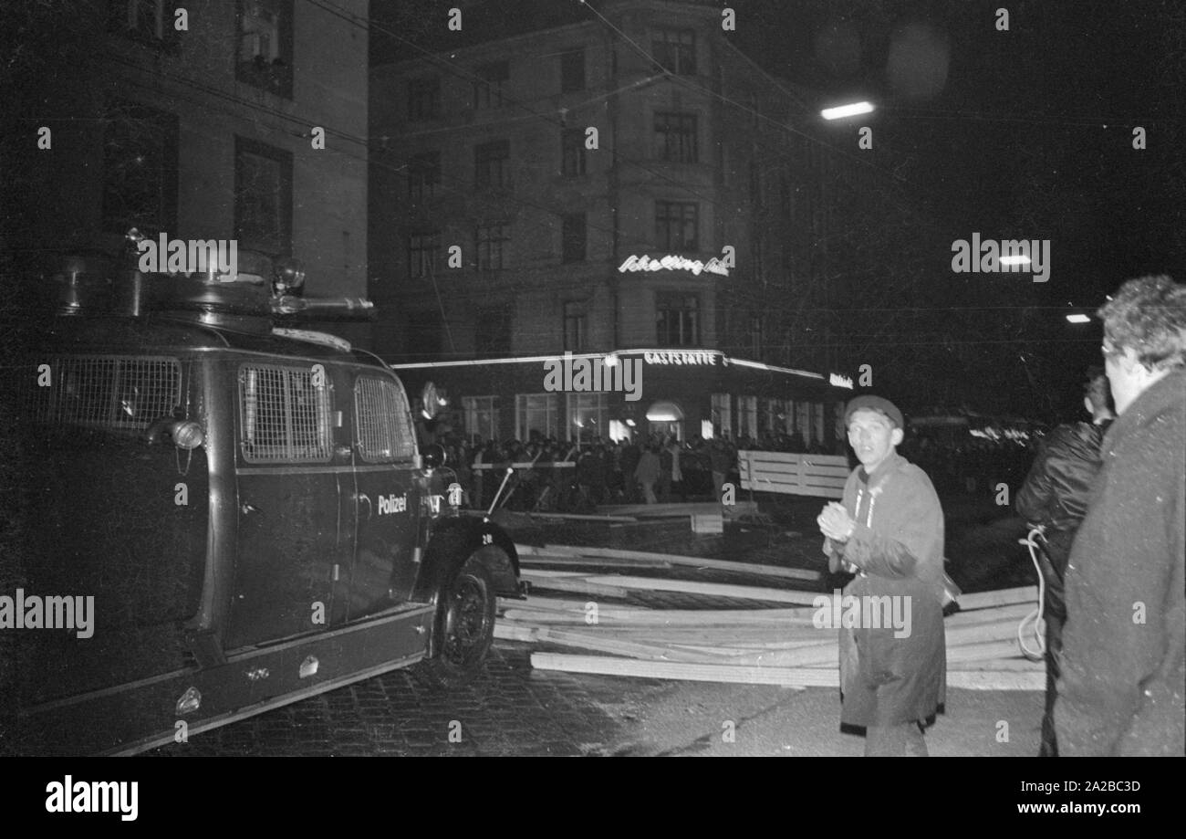 À la suite de la tentative d'assassinat contre Rudi Dutschke, des actions ont eu lieu contre la maison d'édition Springer dans toute l'Allemagne sur le week-end de Pâques 1968. À Munich, les manifestants tentent d'interrompre la livraison de la Bild-Zeitung à travers la barricade de la librairie de Munich sur Schellingstrasse (soit 12,04 ou 15,04.). Banque D'Images