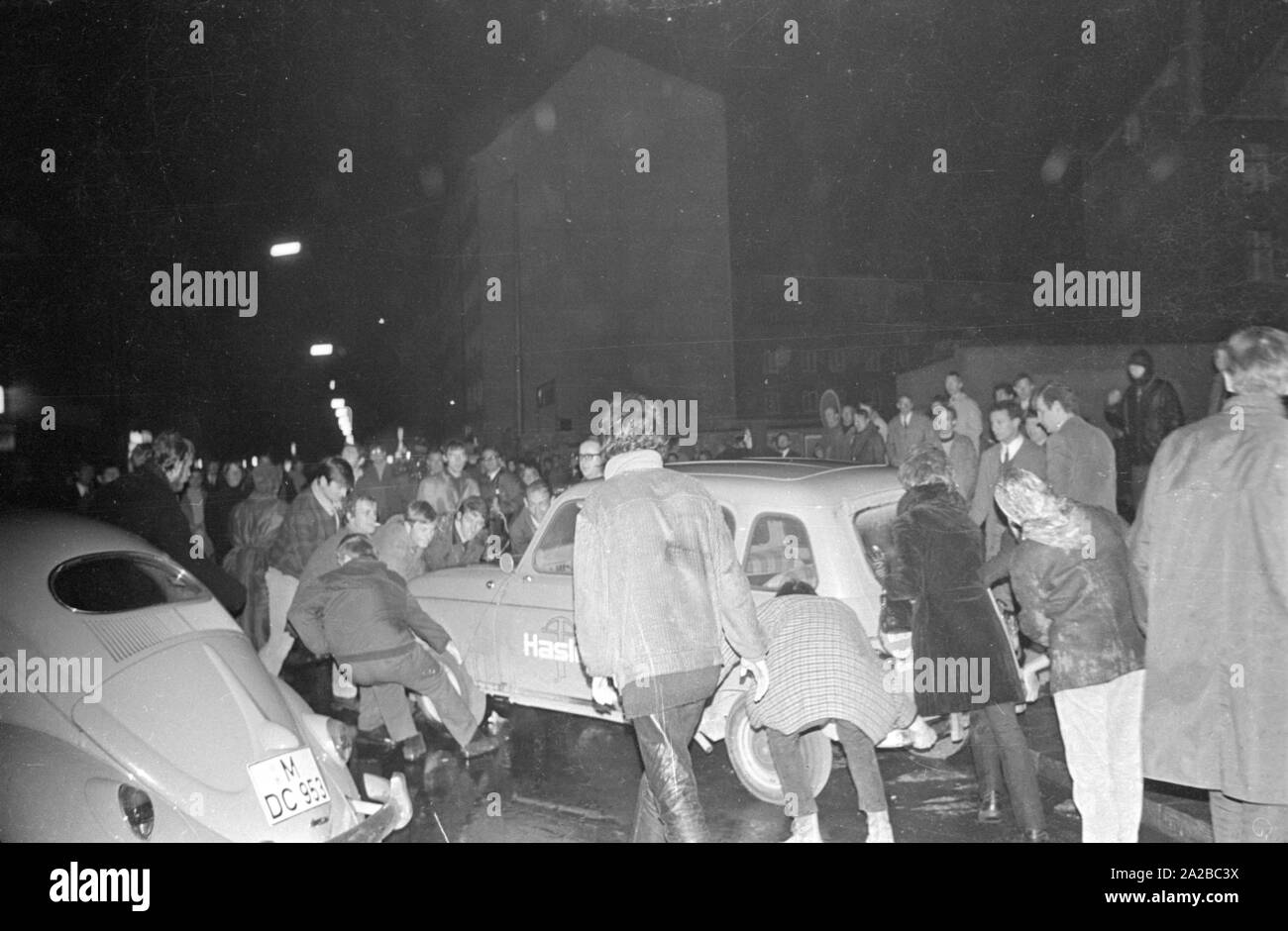 À la suite de la tentative d'assassinat contre Rudi Dutschke, des actions ont eu lieu contre la maison d'édition Springer dans toute l'Allemagne sur le week-end de Pâques 1968. À Munich, les manifestants tentent d'interrompre la livraison de la Bild-Zeitung à travers la barricade de la librairie de Munich sur Schellingstrasse (soit 12,04 ou 15,04.). Banque D'Images