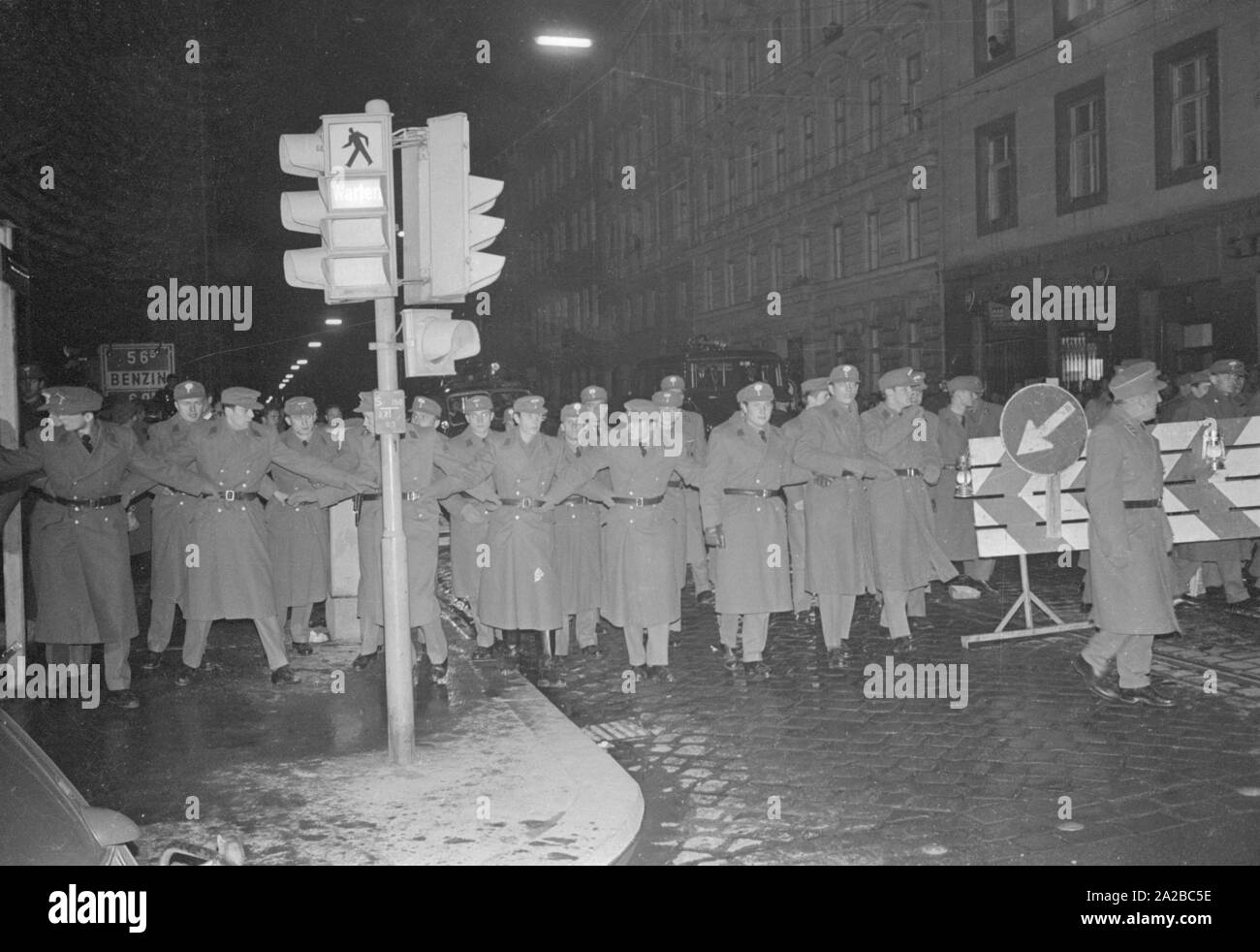 Après la tentative d'assassinat sur Rudi Dutschke, des actions ont eu lieu contre la maison d'édition Springer dans toute l'Allemagne sur le week-end de Pâques 1968. À Munich, les manifestants tentent d'interrompre la livraison de la Bild-Zeitung à travers la barricade de la librairie de Munich sur Schellingstrasse (soit 12,04 ou 15,04.). Sur la photo : La police forment une chaîne contre les manifestants. Banque D'Images