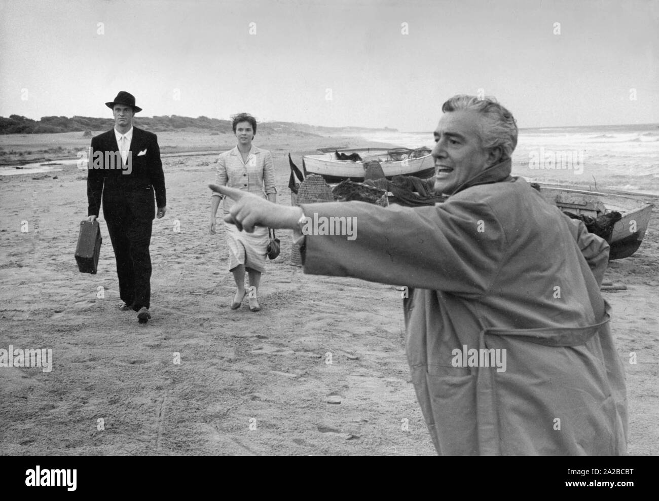 Le réalisateur italien Vittorio au début du tournage du film 'Le Pavillon' sur la plage d'Anzio (1955). Dans l'arrière-plan, Gabriella Palotta. Auteur : Max Scheler / SZ Photo. Banque D'Images