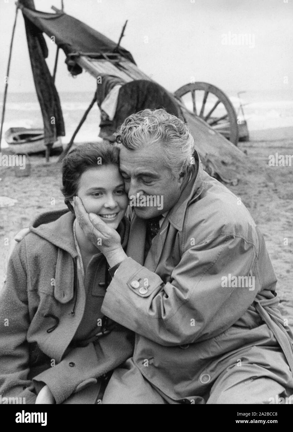 Le réalisateur italien Vittorio avec l'actrice Gabriella Palotta au début du tournage du film 'Le Pavillon' sur la plage d'Anzio (1955). Auteur : Max Scheler / SZ Photo. Banque D'Images