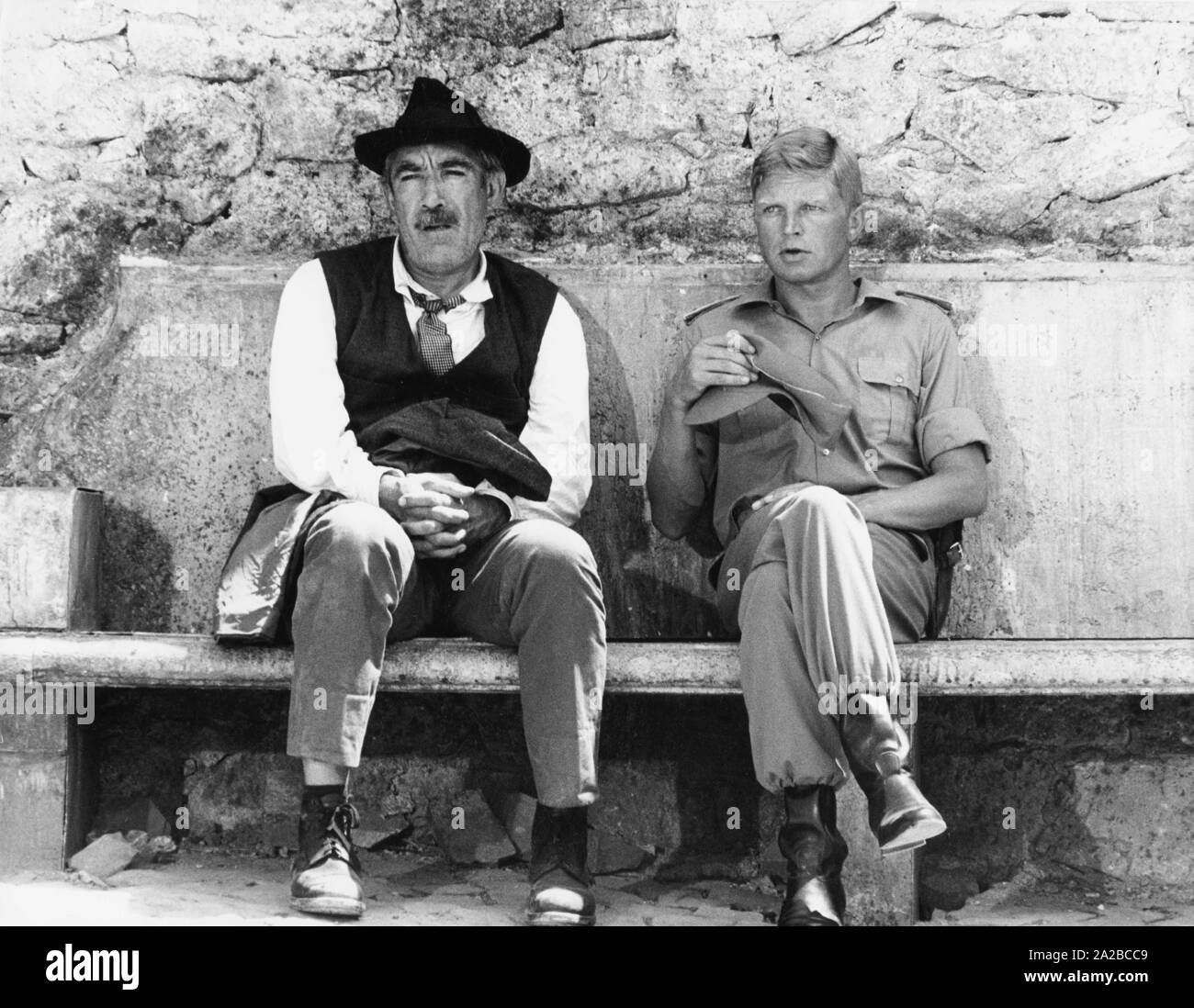 Les acteurs Anthony Quinn (l.) en tant que négociant en vins Italo Bombini et Hardy Krüger comme le capitaine von Prum pendant le tournage du film "Le Secret de Santa Vittoria' dans Gerano (directeur : Stanley Kramer). Auteur : Max Scheler / SZ Photo. Banque D'Images