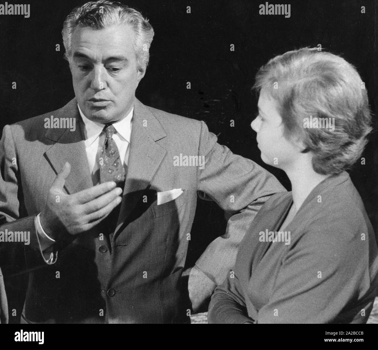 Le réalisateur italien Vittorio de Sica avec Gabriella Pallotta sur la recherche d'une actrice de premier plan pour son film 'Le Pavillon' (1955). Auteur : Max Scheler / SZ Photo. Banque D'Images
