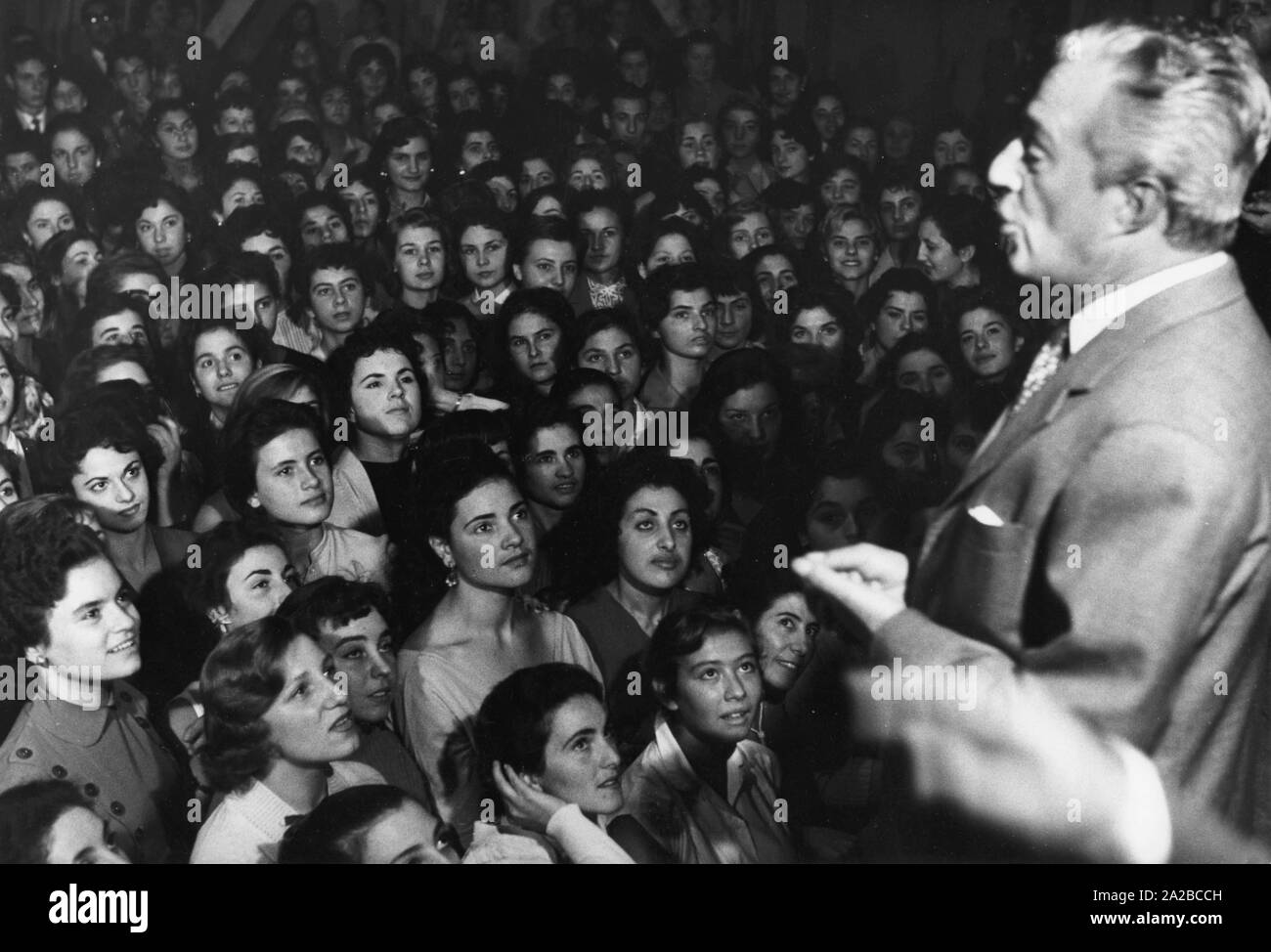 Le réalisateur italien Vittorio de Sica sélectionne à partir de 300 filles l'actrice principale de son film 'Le Pavillon' (1955). Auteur : Max Scheler / SZ Photo. Banque D'Images
