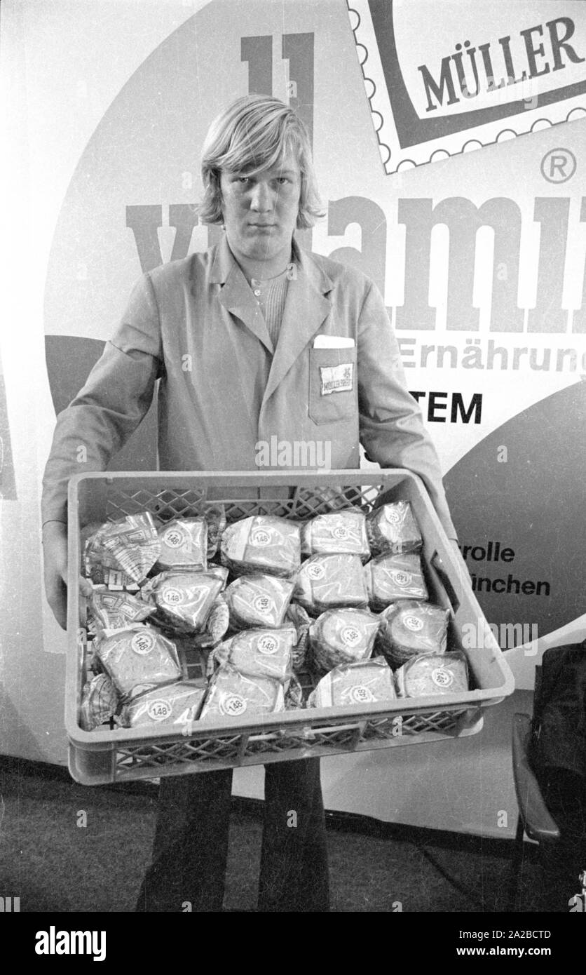 Présentation du 'pain minceur Villamin' par 'Müller Brot' lors d'une foire. Banque D'Images