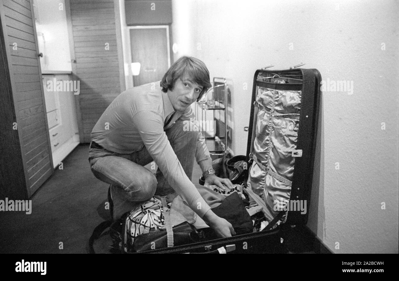 Photo Story avec Udo Jürgens à Munich à l'occasion de son 40e anniversaire. Le schlager singer packs sa valise. Banque D'Images
