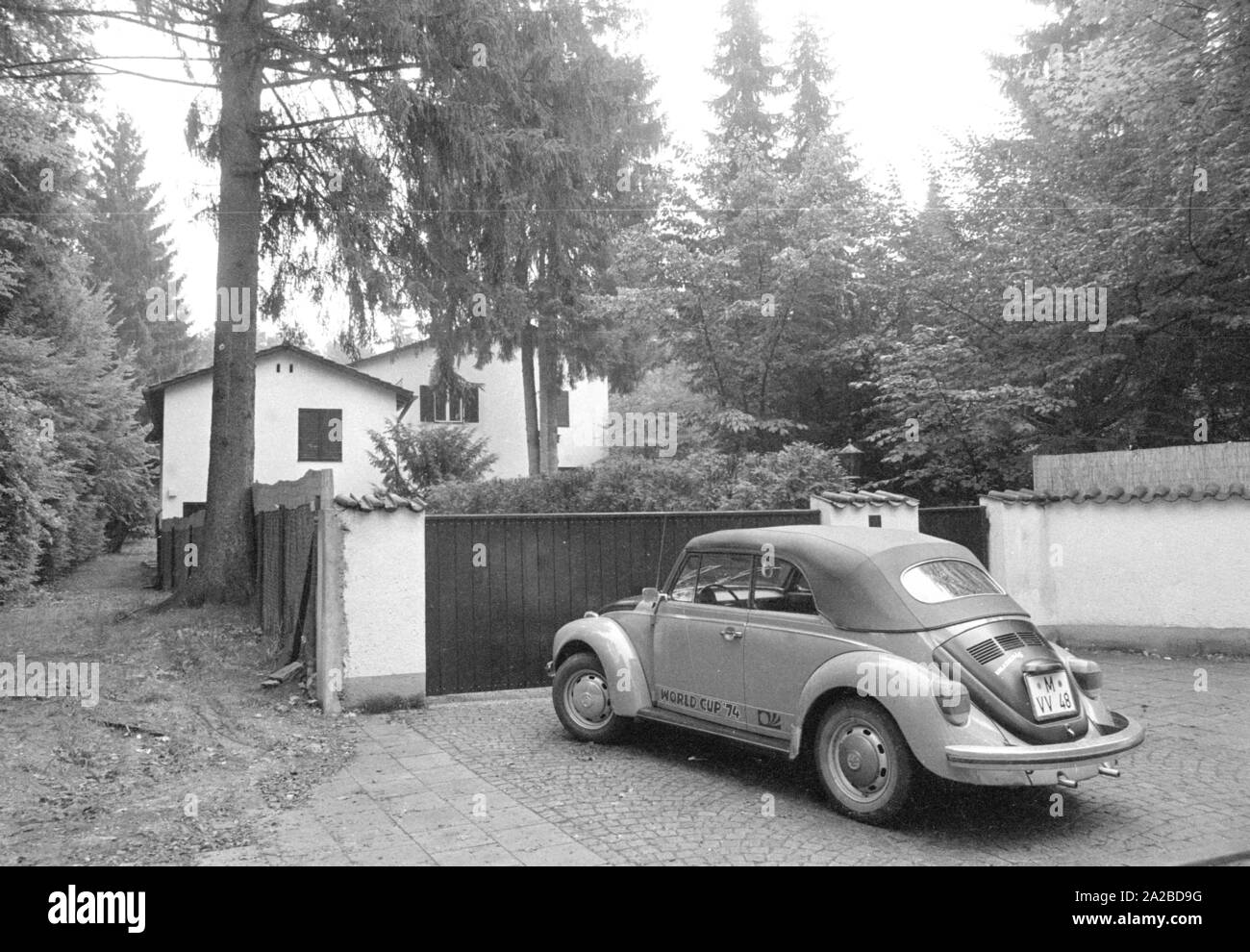 La VW Coccinelle modèle spécial Coupe du monde '74' signifie dans l'entrée de champion du monde de football Franz Beckenbauer. Banque D'Images