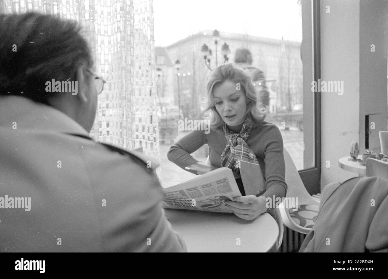 Photo Story à Munich avec l'actrice autrichienne Maria Perschy, ici dans une pizzeria. Banque D'Images