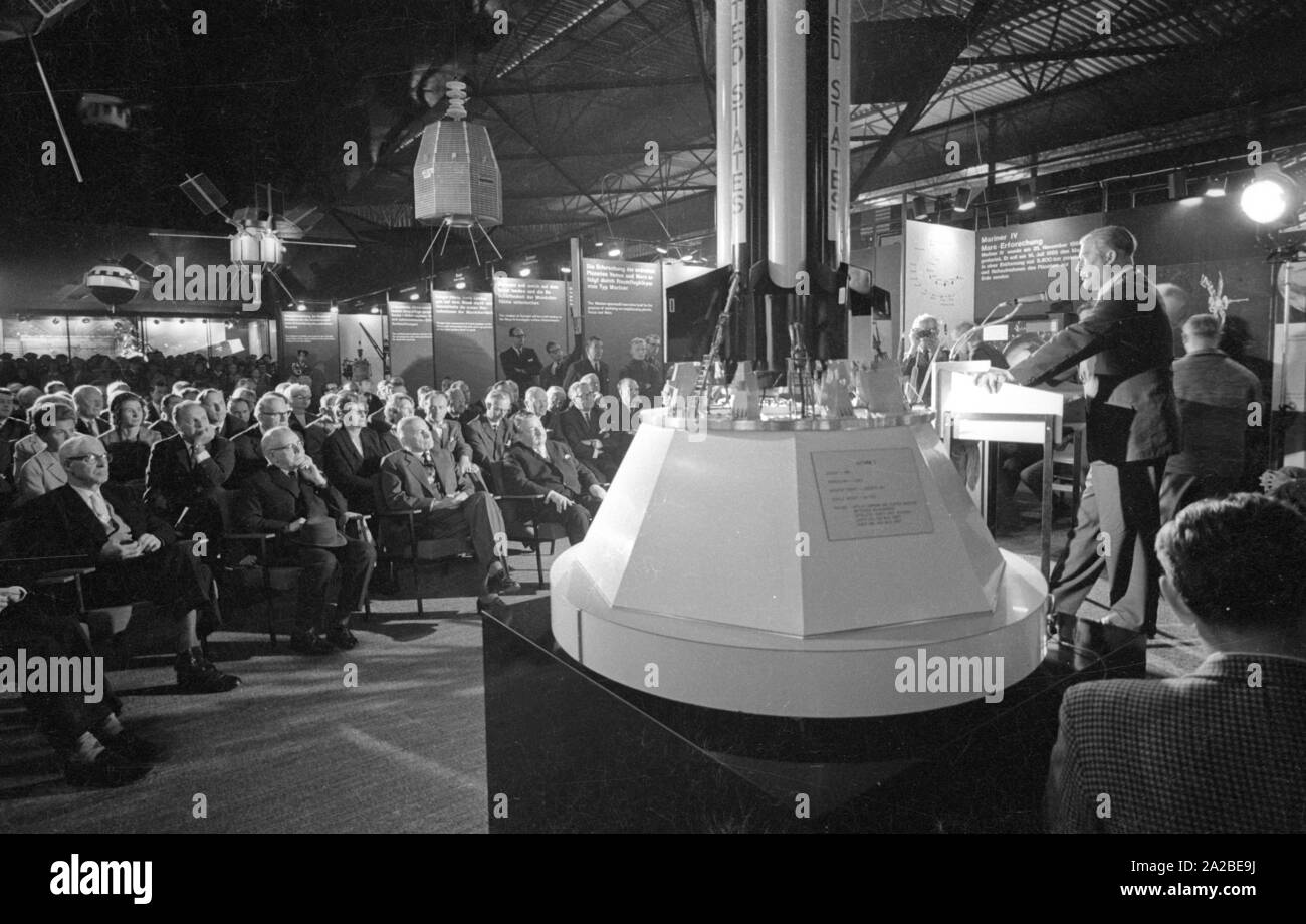 L'ingénieur Wernher von Braun visite le Salon International des Transports (IVA) au centre d'exposition Theresienhöhe à Munich. Von Braun est titulaire d'un discours d'acceptation pour le prix 'Pionierkette Brillantnadel mit und Windrose'. Banque D'Images