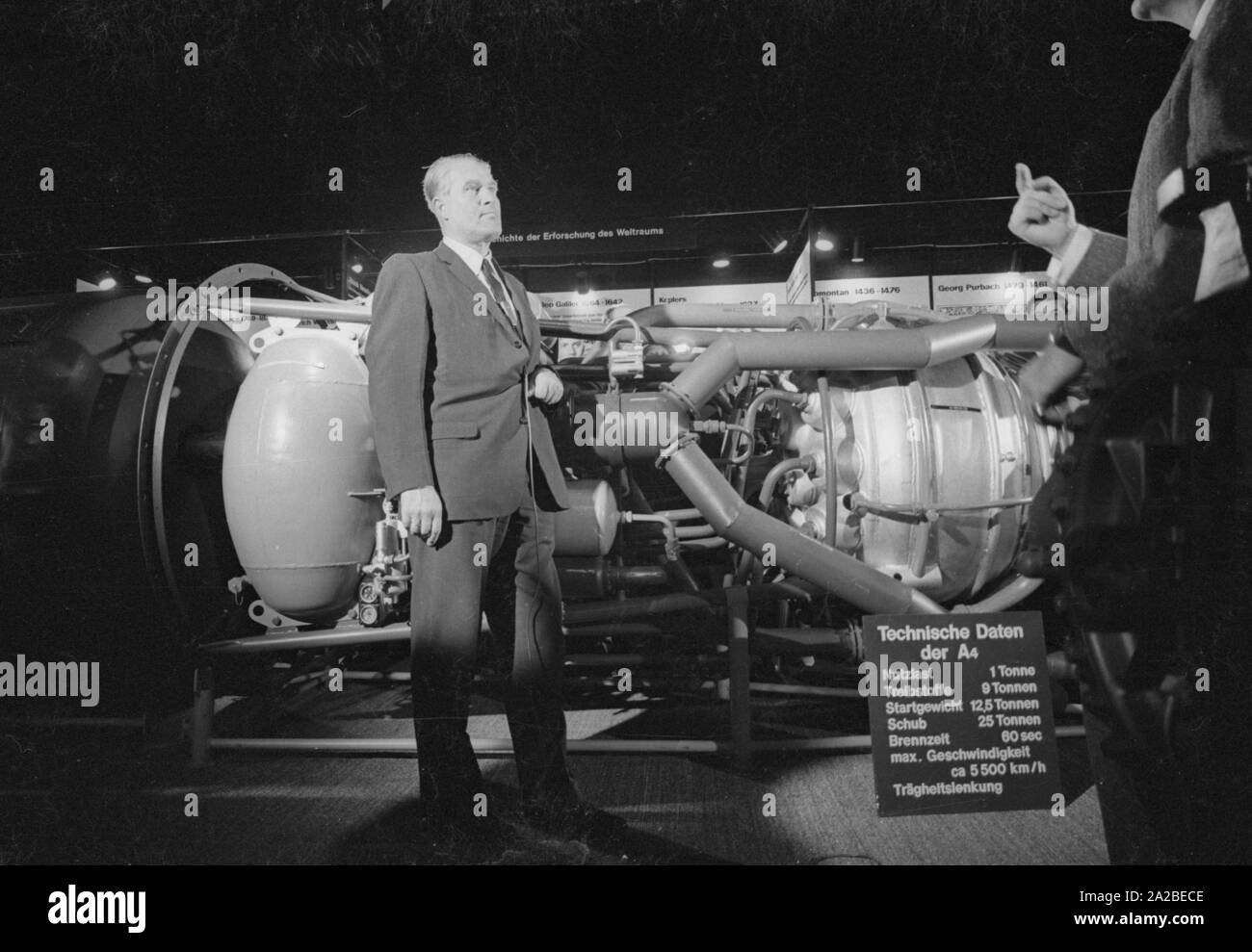 L'ingénieur Wernher von Braun (l.) visite le Salon International des Transports (IVA) au centre d'exposition Theresienhöhe à Munich. Ici, il s'élève face à l'aggregat 4 (A4), le premier missile, propulsé par un moteur-fusée à propergol liquide, qui a été développé sous sa direction. Banque D'Images