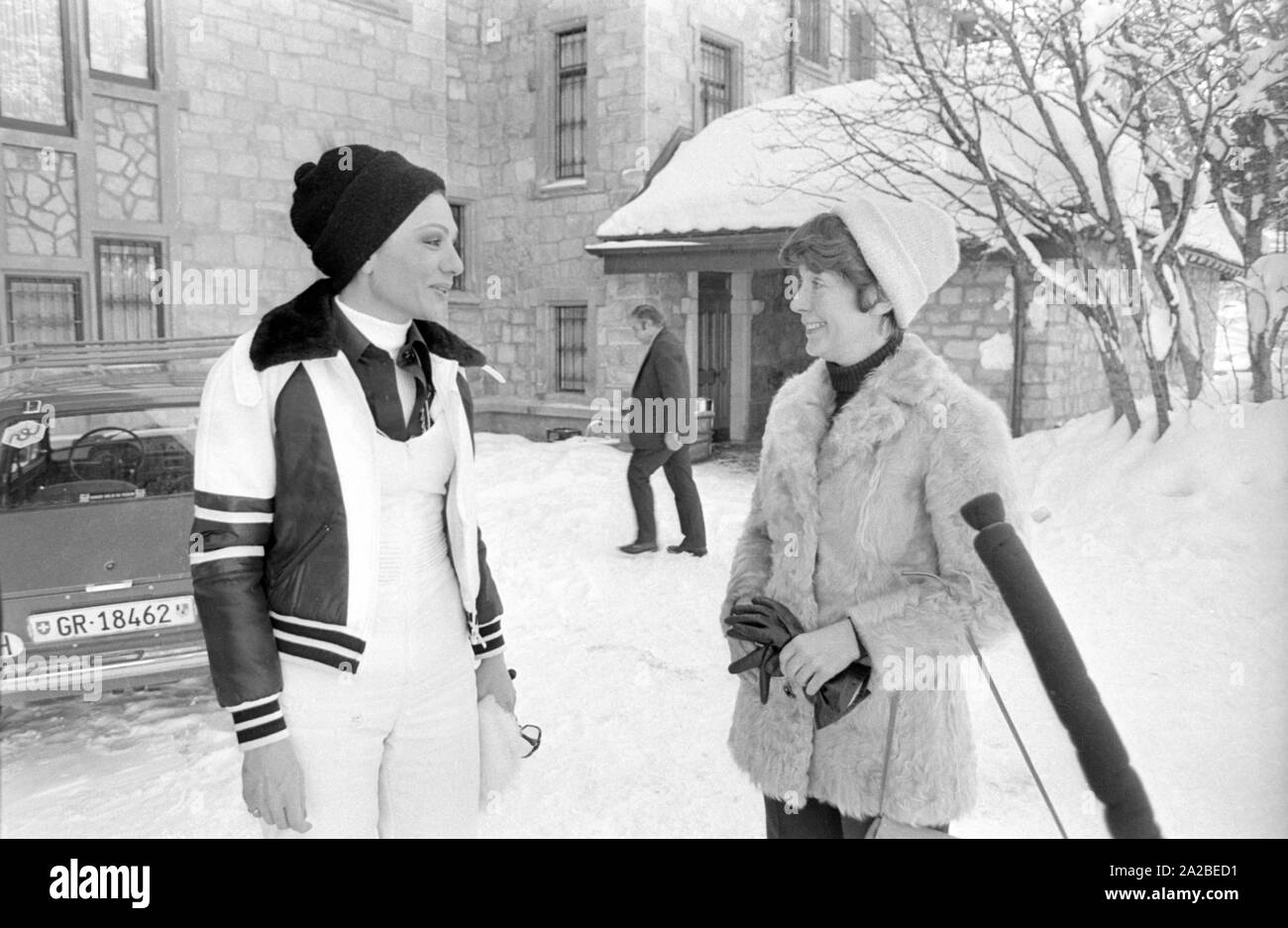 Farah Diba (l.) sur des vacances de ski à St-Moritz. Ici, dans une conversation avec un journaliste ( ?). Banque D'Images