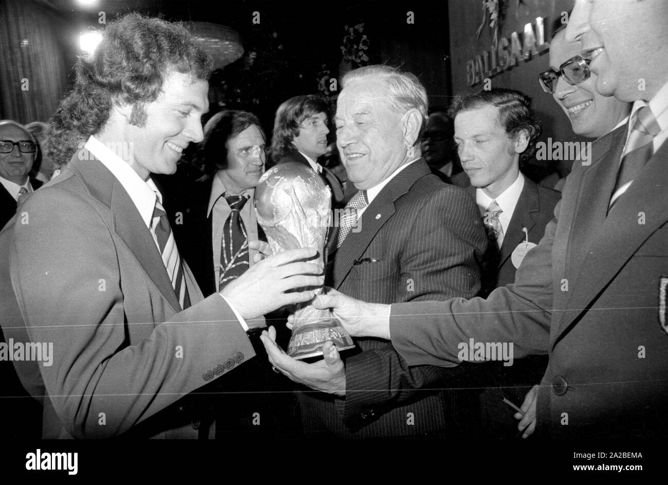 Franz Beckenbauer joueur (à gauche) et ministre d'Alfons Goppel (au centre) lors du banquet du président fédéral dans l'hôtel Hilton à Munich. Ils détiennent la FIFA World Cup Trophy dans leurs mains. Banque D'Images