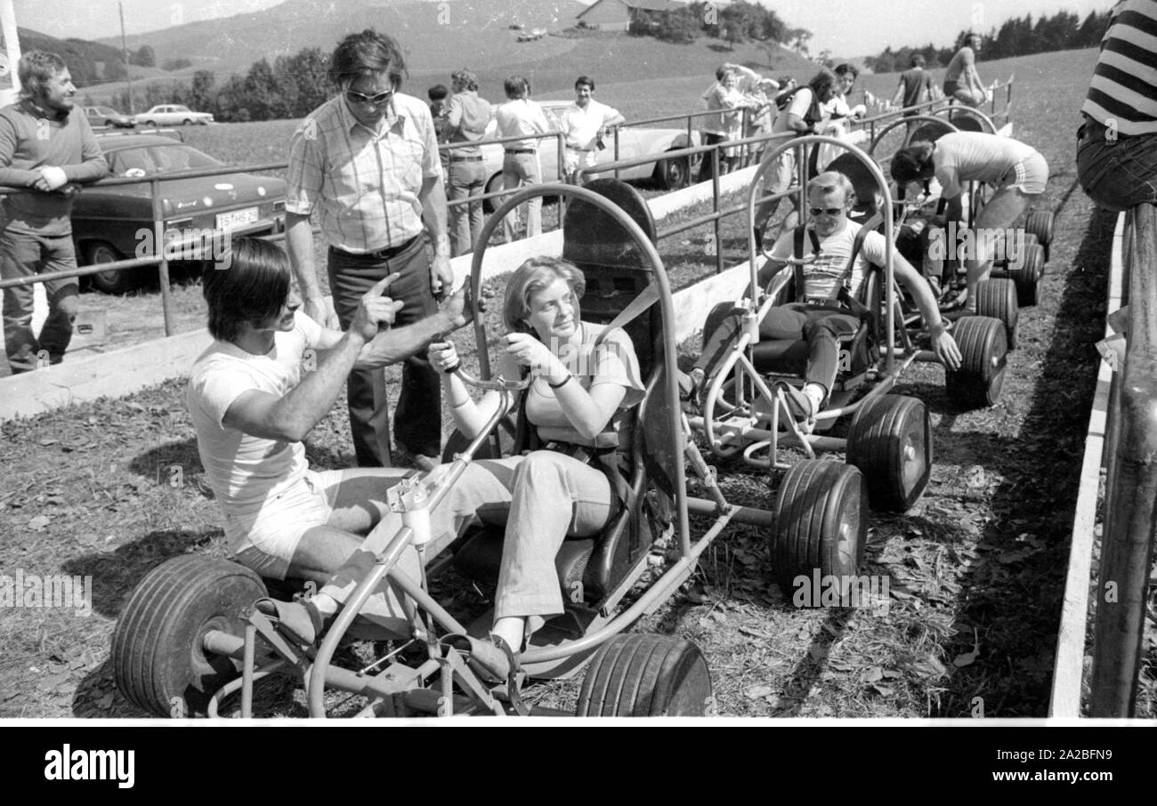 Les jeunes ride 'downhill' charrettes, ici appelé 'sloper'. Ici, le pilote et le panier sont transportées à la montagne par un téléski, puis ils descendent encore, tirant profit de la gravité. Banque D'Images