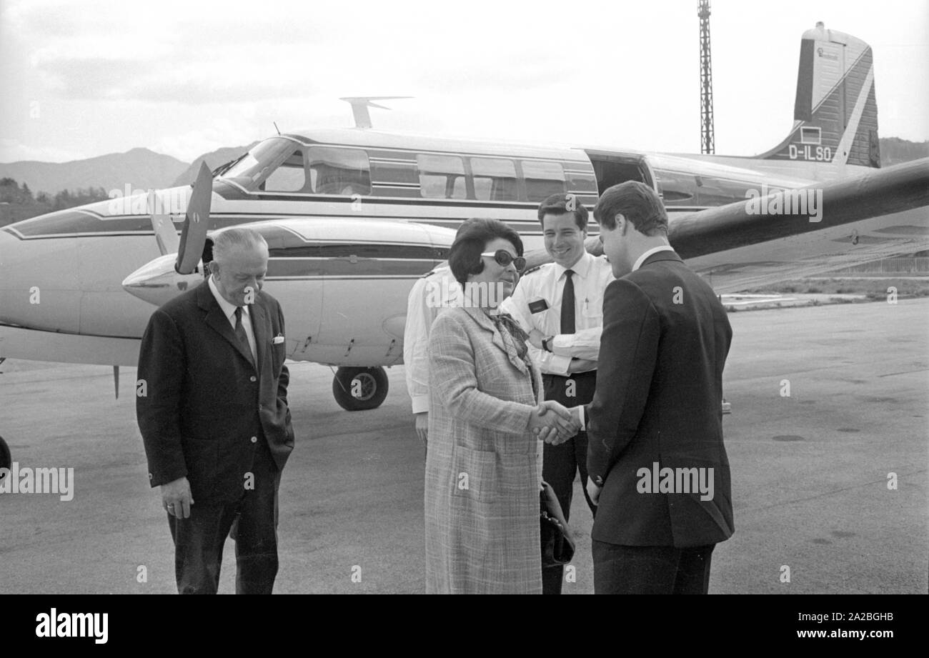 Le couple Burda, Franz (à gauche) et Aenne (2e à partir de la gauche) Burda - fondateurs de l'entreprise médiatique d'aujourd'hui Hubert Burda Media - à l'aéroport de Lugano. Banque D'Images