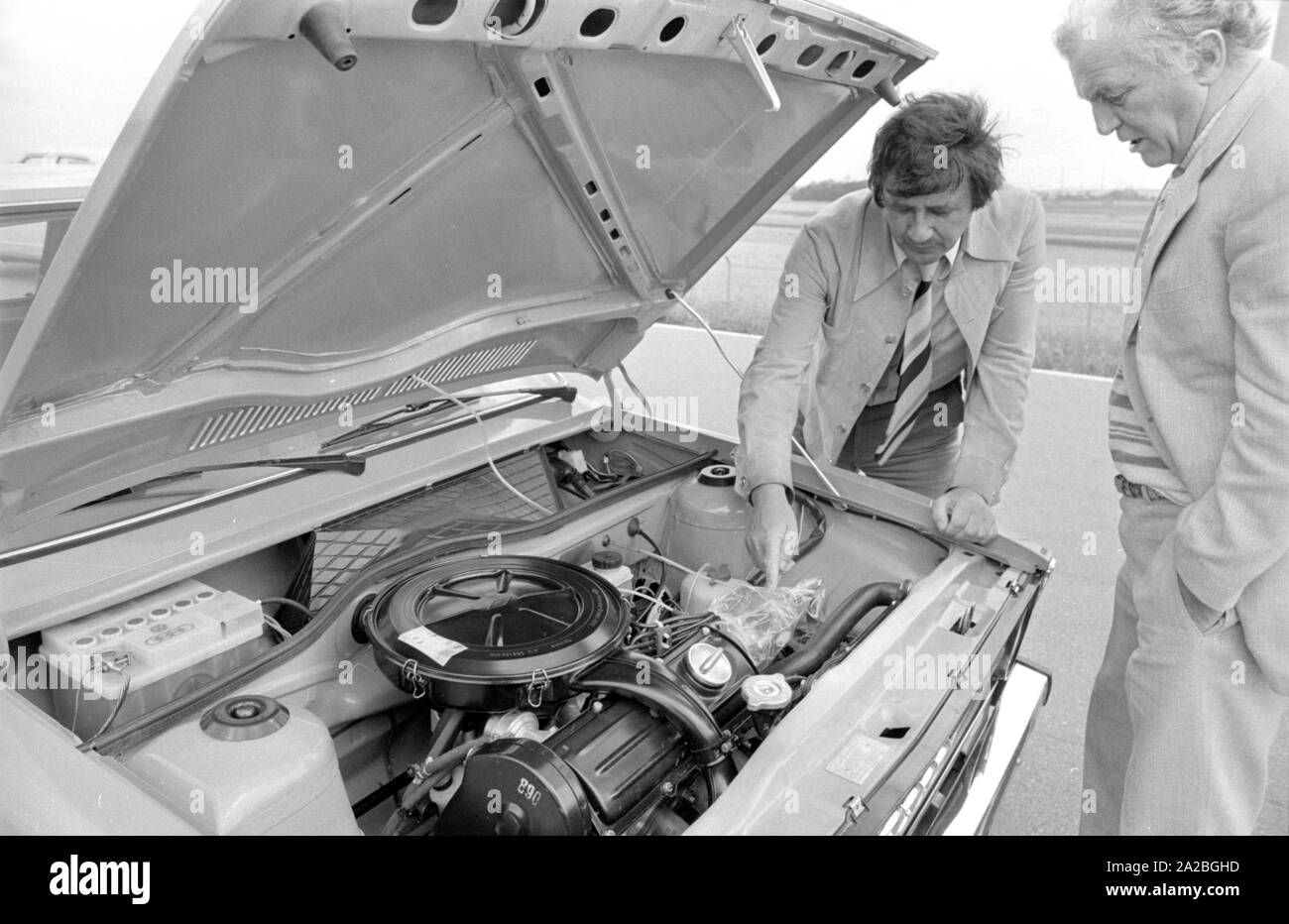 Regarde sous le capot de la voiture Banque de photographies et d’images ...