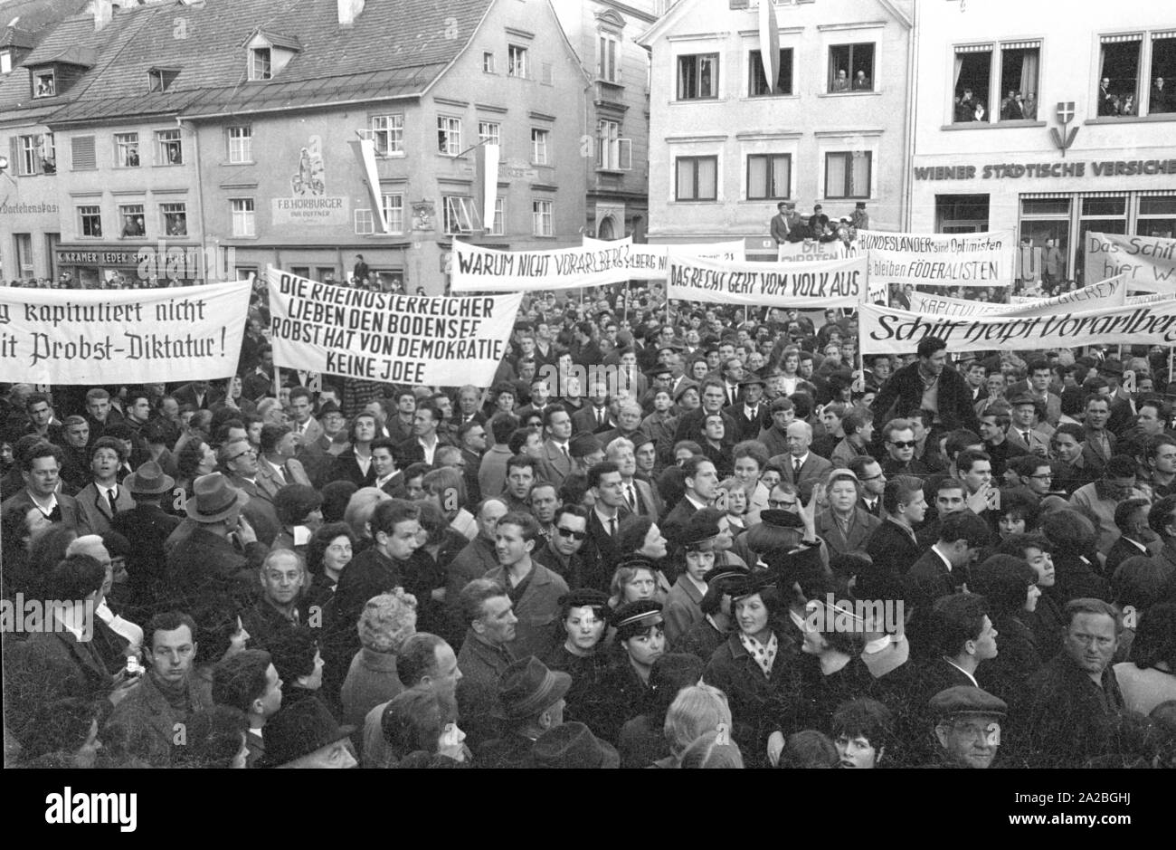 Les gens manifester sur la Kornmarktplatz à Bregenz, ils veulent que le plus récent navire de la flotte autrichienne Bodensee à être nommée 'Italie'. Les habitants de l'homonyme de l'état fédéral de rejeter le navire nom 'Karl Renner'. Les bannières de lire "Probst n'a aucune idée de la démocratie', 'Pourquoi pas Vorarlberg', 'Le droit s'éteint du peuple" et "le navire est appelé Vorarlberg'. Ce débat public, qui a duré de 1964 à 1965, est entré dans l'histoire comme le 'Fussachaffaere' ('Fussach affair'). Banque D'Images