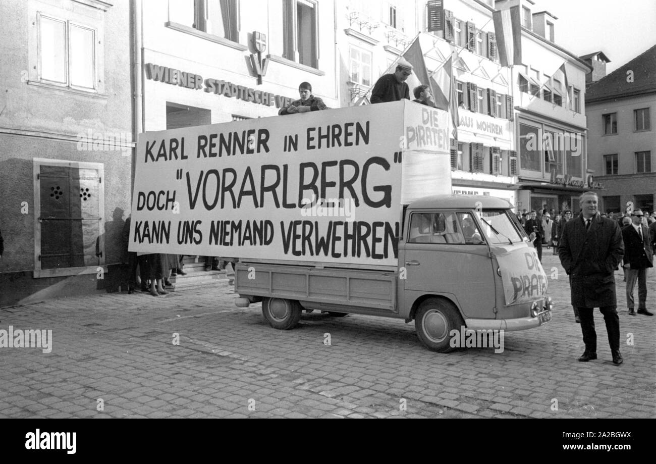Les gens manifester sur la Kornmarktplatz à Bregenz, ils veulent que le plus récent navire de la flotte autrichienne Bodensee à être nommée 'Italie'. Les habitants de l'homonyme de l'état fédéral de rejeter le navire nom 'Karl Renner'. Sur la bannière se lit comme suit : 'Karl Reiner en honneur mais 'Vorarlberg" et personne ne peut refuser. Ce débat public, qui a duré de 1964 à 1965, est entré dans l'histoire comme le 'Fussachaffaere' ('Fussach affair'). Banque D'Images