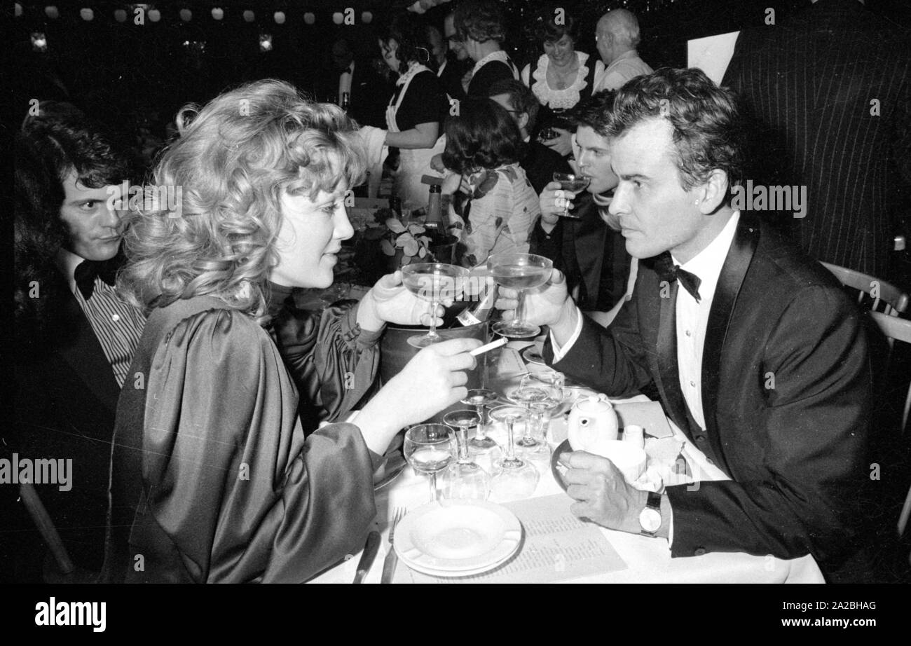 Horst Buchholz et Doris Kunstmann ( ?) à la balle du film allemand en 1974, l''hôtel Bayerischer Hof. Banque D'Images