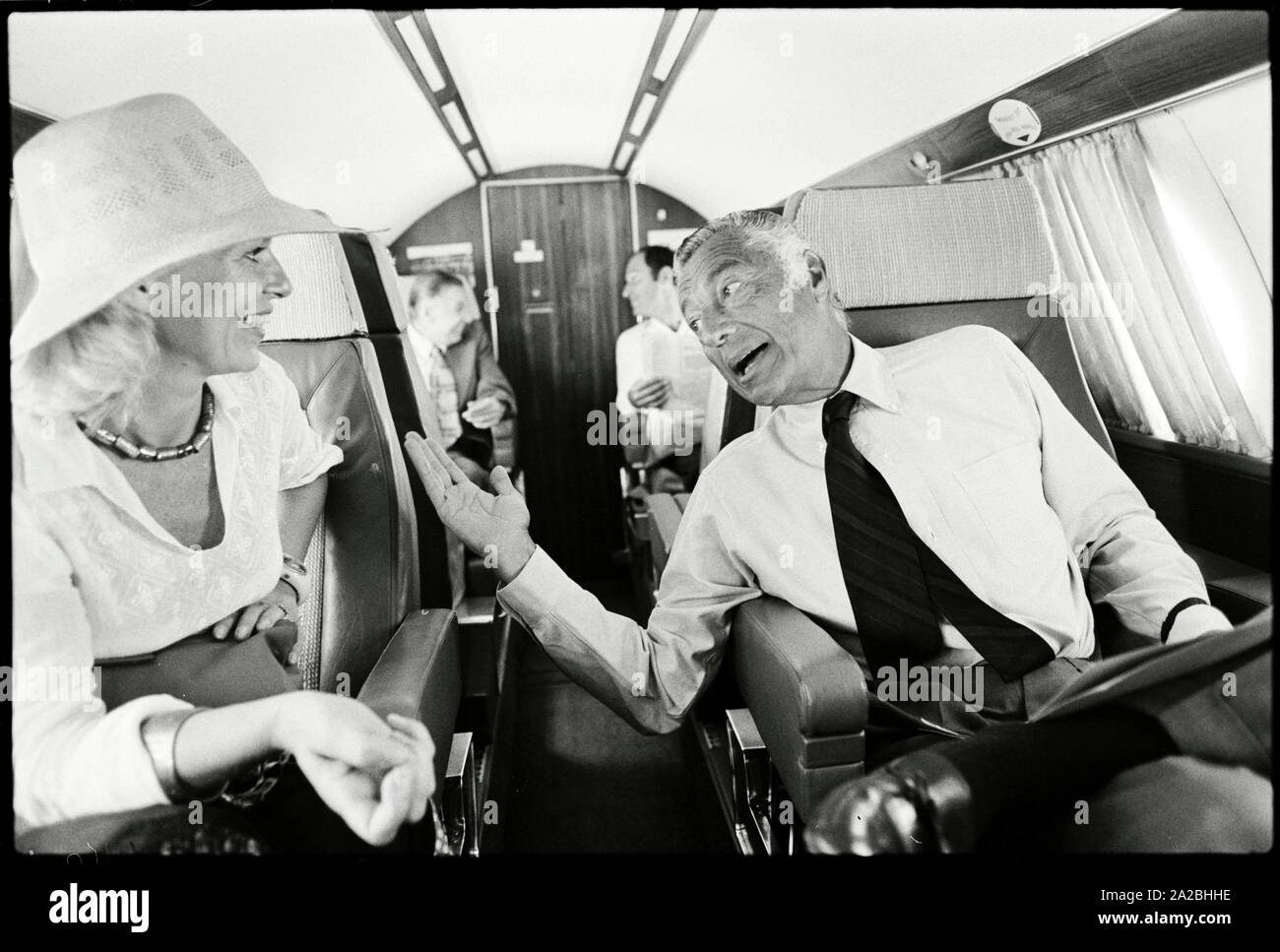 En avion De Rome à la corse. Gianni Agnelli en conversation avec stern journaliste Birgit Kraatz. Auteur : Max Scheler/Sueddeutsche Zeitung Photo. Banque D'Images