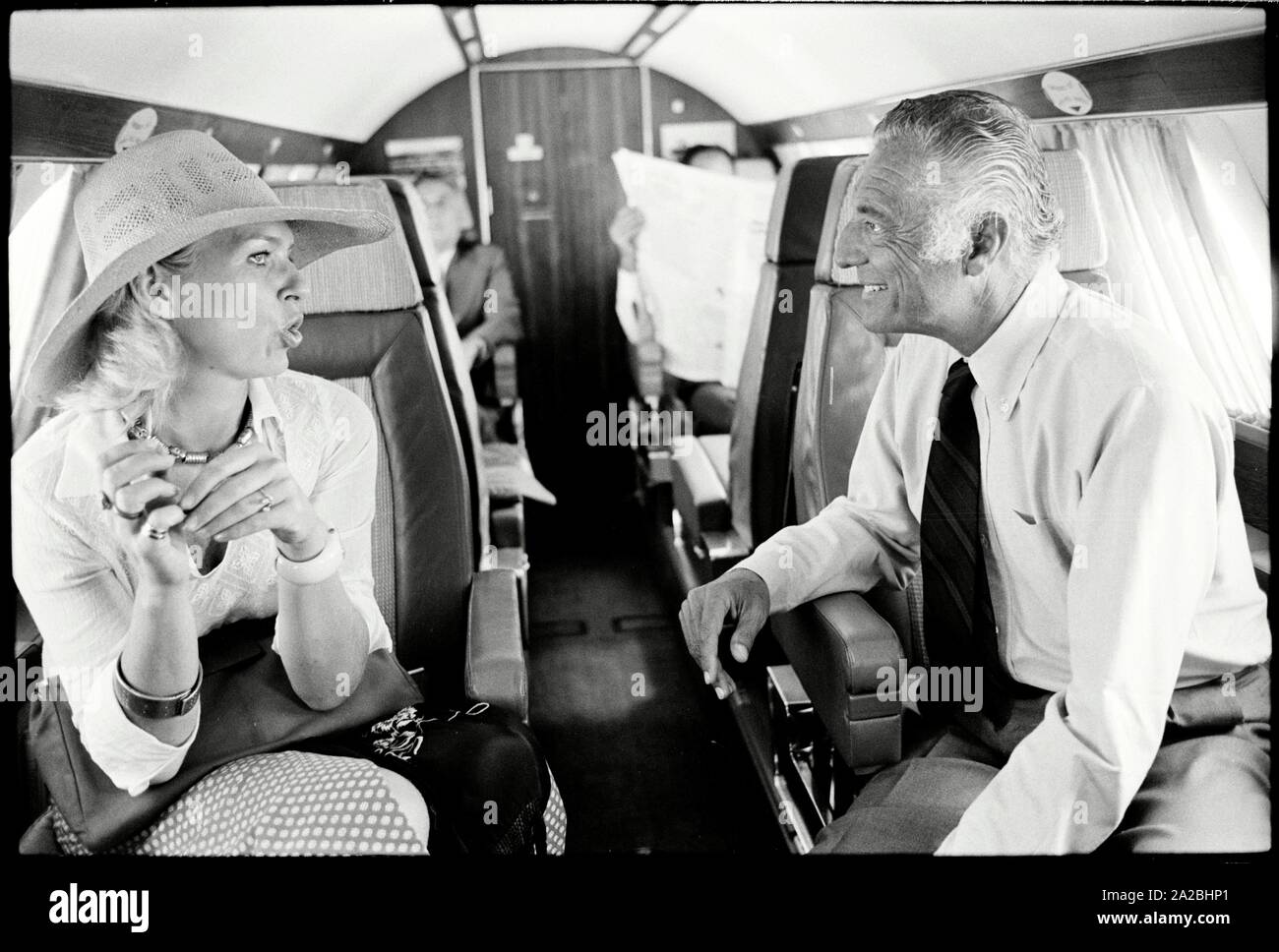 En avion De Rome à la corse. Gianni Agnelli en conversation avec stern journaliste Birgit Kraatz. Auteur : Max Scheler/Sueddeutsche Zeitung Photo. Banque D'Images