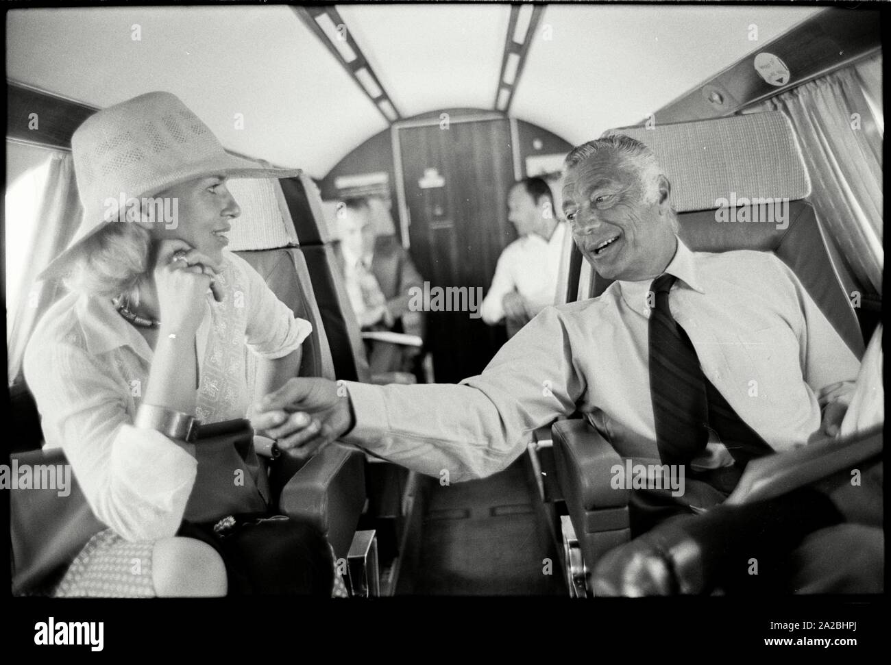 En avion De Rome à la corse. Gianni Agnelli en conversation avec stern journaliste Birgit Kraatz. Auteur : Max Scheler/Sueddeutsche Zeitung Photo. Banque D'Images