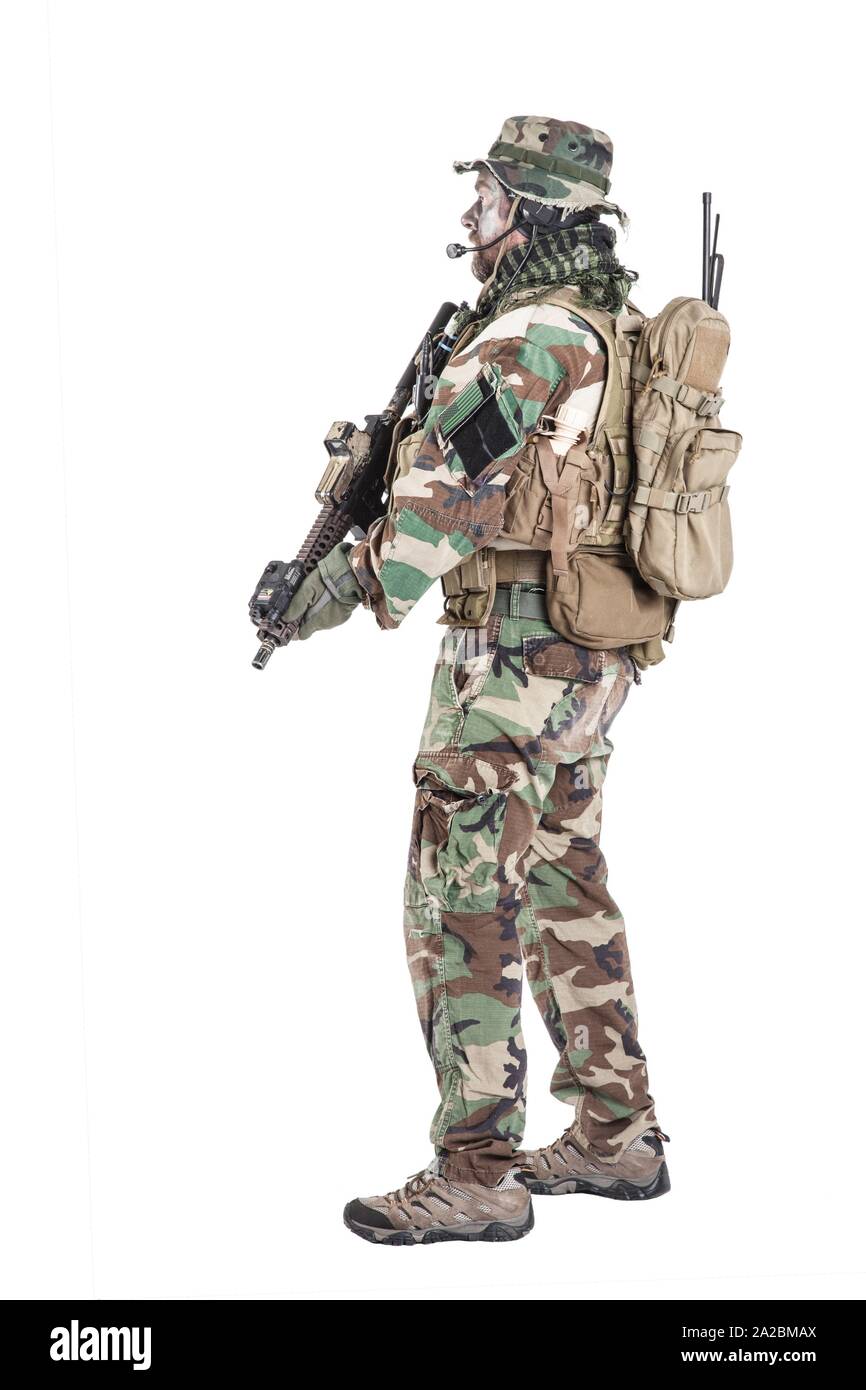 Forces Spéciales United States en tenue de camouflage studio shot.  Maintenant, le port d'armes, jungle hat foulard Shemagh, visage peint, sa  tenue vêtements Photo Stock - Alamy