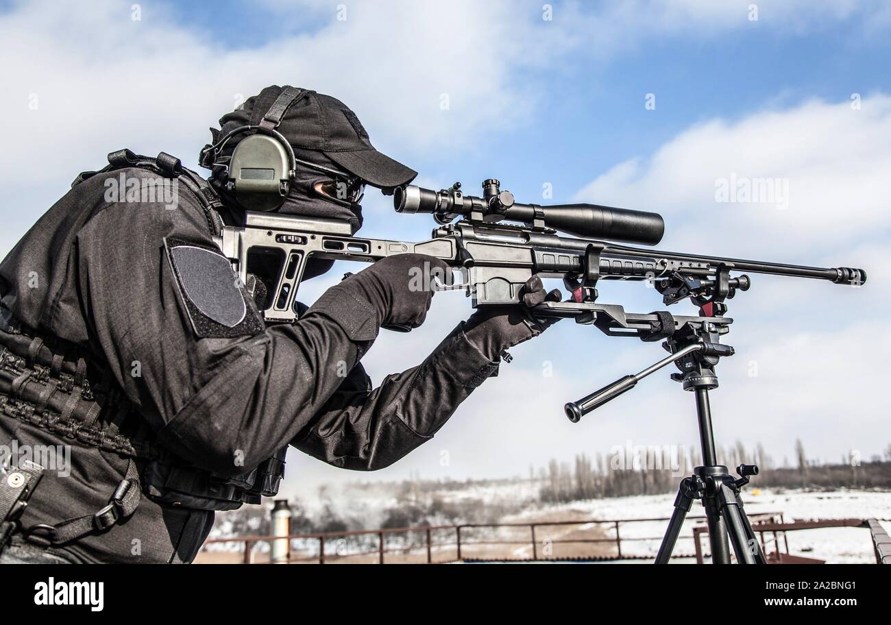 Des opérations spéciales de police Sniper groupe tactique en uniforme noir,  lunettes balistiques et d'écouteurs, visant avec lunette de visée  télescopique sur Photo Stock - Alamy