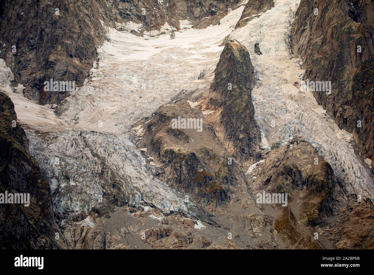 Le Rifugo Bocalatte refuge de montagne peut être vu Planpinxieu entouré par le glacier. Les experts ont prévenu qu'une partie de l'emblématique sur le glacier Planpincieux Mont Blanc est au risque de s'effondrer Banque D'Images