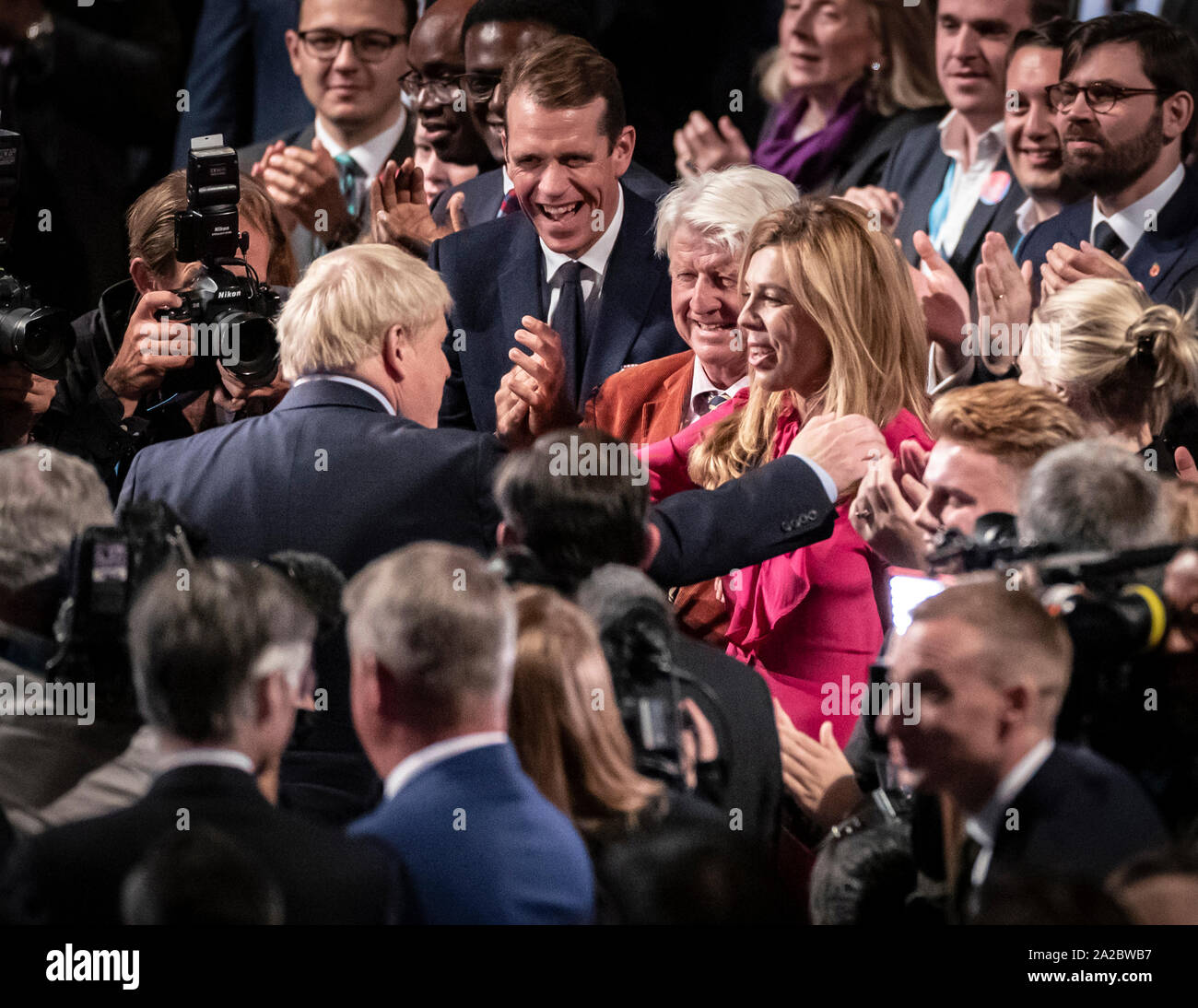 Premier ministre Boris Johnson, son père Stanley Johnson et Carrie Symonds au congrès du parti conservateur à Manchester le Centre de Convention. Le premier ministre reçoit des applaudissements pour son discours à l'auditoire. Banque D'Images