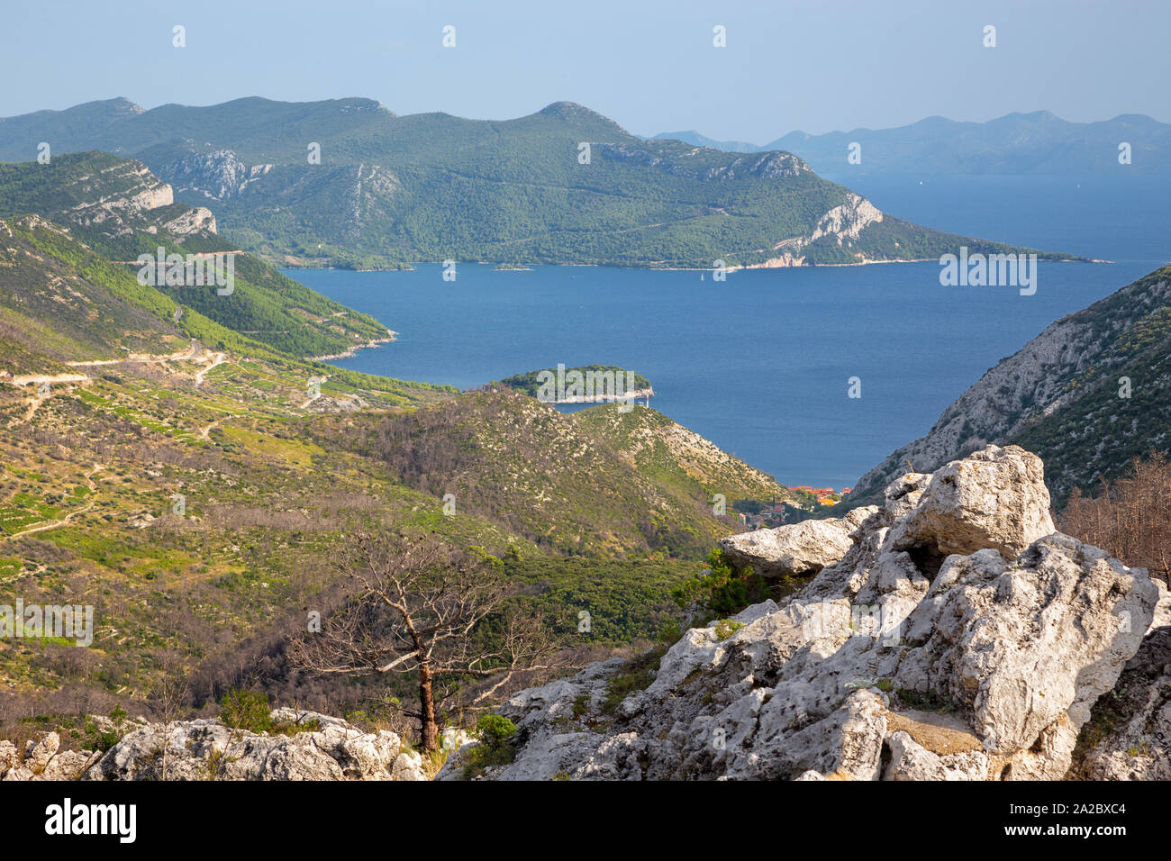 Croatie - le paysage et la côte de la péninsule de Peliesac près de Sveti Ivan Zuliana de crête. Banque D'Images