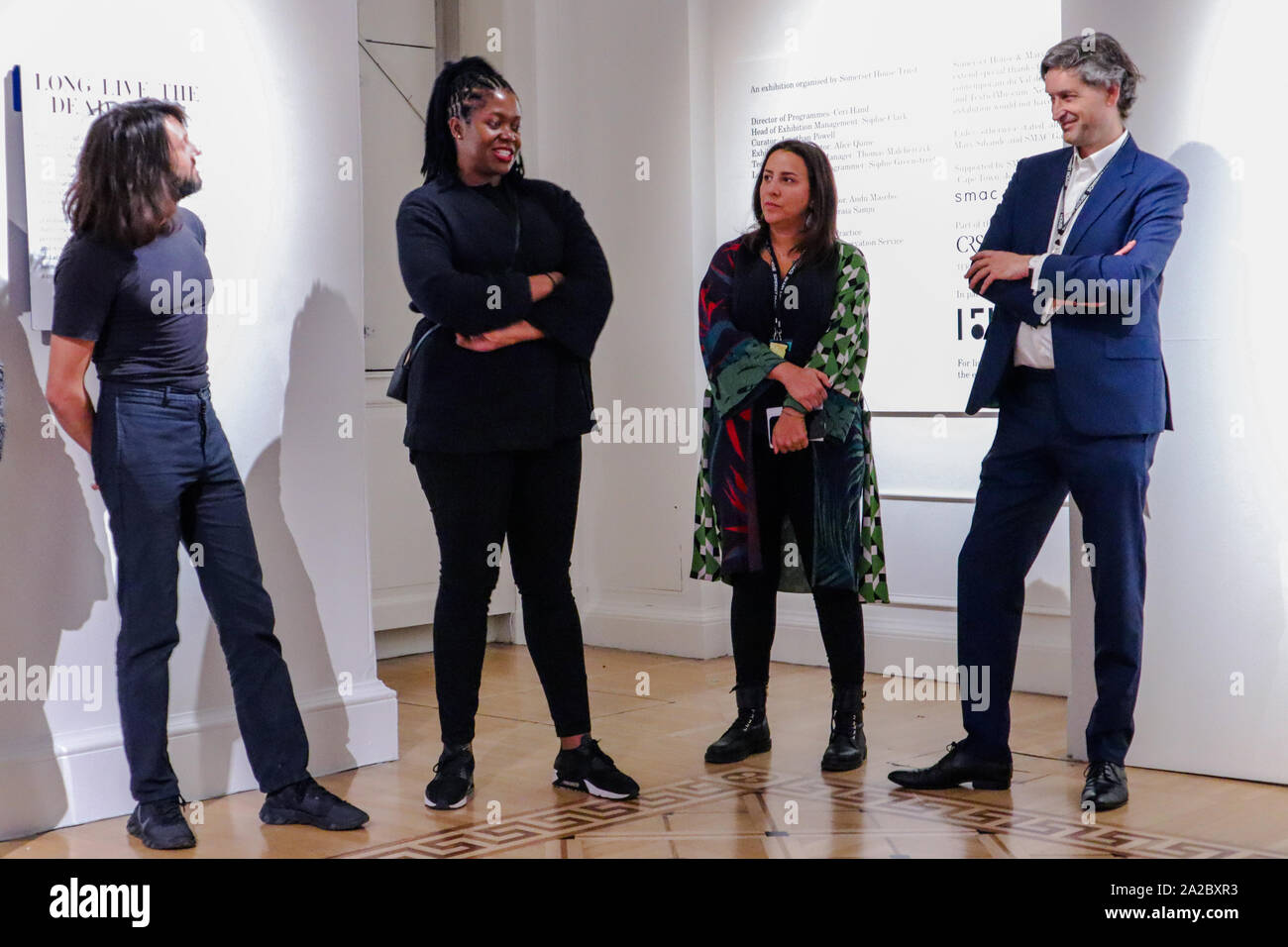 Londres, Royaume-Uni. 07 octobre 2019. (L-r) Jonathan Powell (Conservateur de Mary Sibande's exposition solo à Somerset House), Mary Sibande (artiste), Touria El Glaoui (directeur fondateur de 1-54) et Jonathan Reekie CBE (Somerset House Directeur) abordant la presse. 1:54 L'Art Africain Contemporain ensemble équitable d'ouvrir à Londres cette semaine. La septième édition du salon qui se tiendra à Somerset House 3 - 6 octobre en vedette soigneusement sélectionnés et diverses présentations par au moins 40 grandes galeries du monde spécialisé dans l'art contemporain africain d'Afrique et de la diaspora. © Elsie Kibue / Alamy Live News Banque D'Images