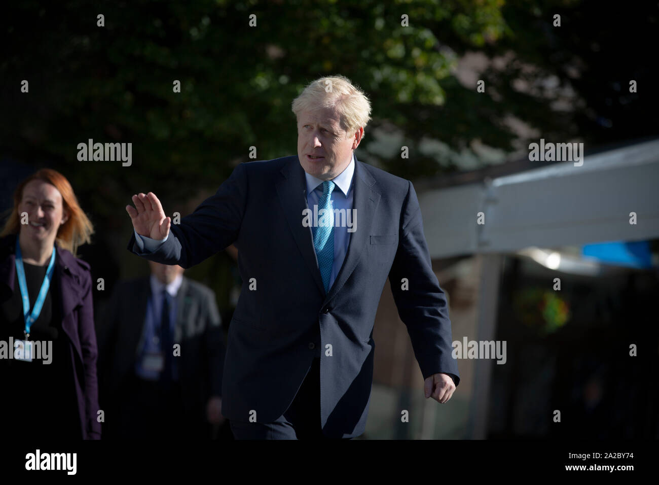 La Rt. L'honorable député Boris Johnson, chef du parti conservateur et premier ministre du Royaume-Uni, arrivant avant de livrer son discours à la conférence annuelle des parties à Manchester. Le discours portait sur un message central de la prestation Brexit et honorer le résultat d'un référendum européen de 2016. Le Royaume-Uni a été en raison de quitter l'Union européenne le 31 octobre, 2019. Banque D'Images