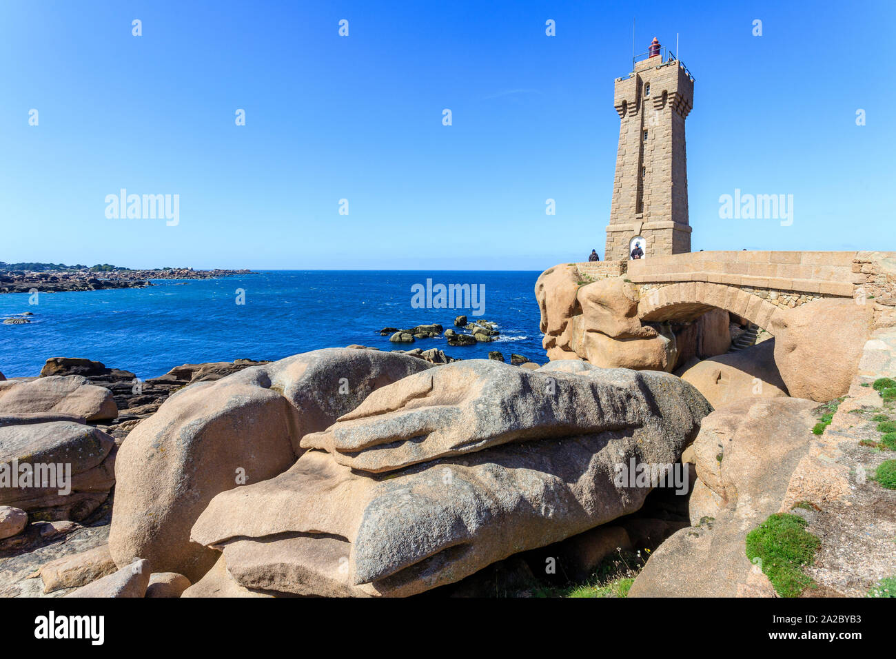 France, Cotes d'Armor, côte de granit rose (Côte de Granit Rose), Perros Guirec, Ploumanac'h, à Ploumanac'h ou Moyenne Ruz phare sur le sentier côtier GR Banque D'Images