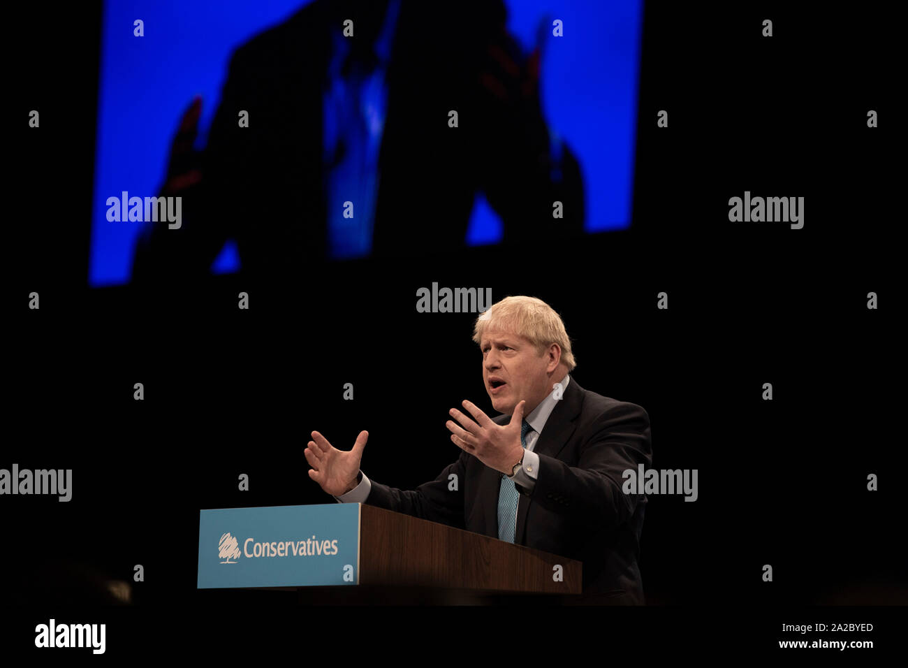 La Rt. L'honorable député Boris Johnson, chef du parti conservateur et premier ministre du Royaume-Uni, prononçant son discours à la conférence annuelle des parties à Manchester. Le discours portait sur un message central de la prestation Brexit et honorer le résultat d'un référendum européen de 2016. Le Royaume-Uni a été en raison de quitter l'Union européenne le 31 octobre, 2019. Banque D'Images